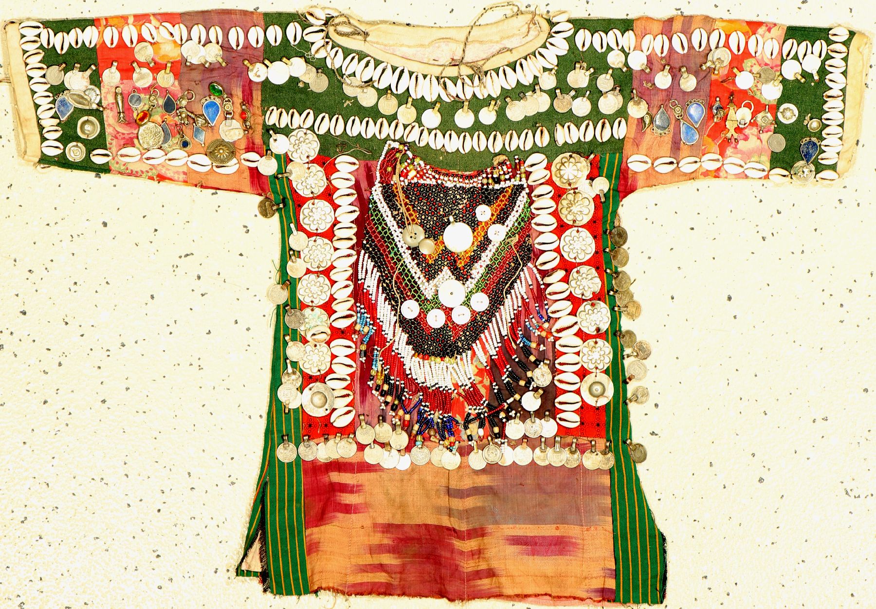 Tekke Kinderkleid antik, Turkmenistan, um 1900 aus verschiedenen Stoffmaterialen mit Kaurimuscheln, Glasperlen und Münzbehang 82 x 60 cm, guter ...