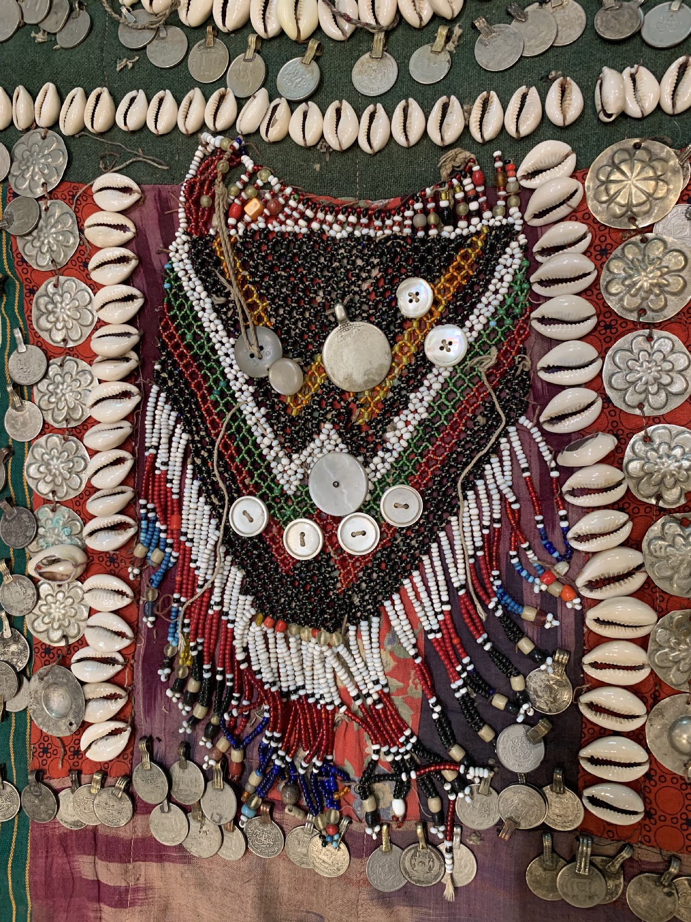 Detail a: Tekke Kinderkleid antik, Turkmenistan, um 1900 aus verschiedenen Stoffmaterialen mit Kaurimuscheln, Glasperlen und Münzbehang 82 x 60 cm, guter ...