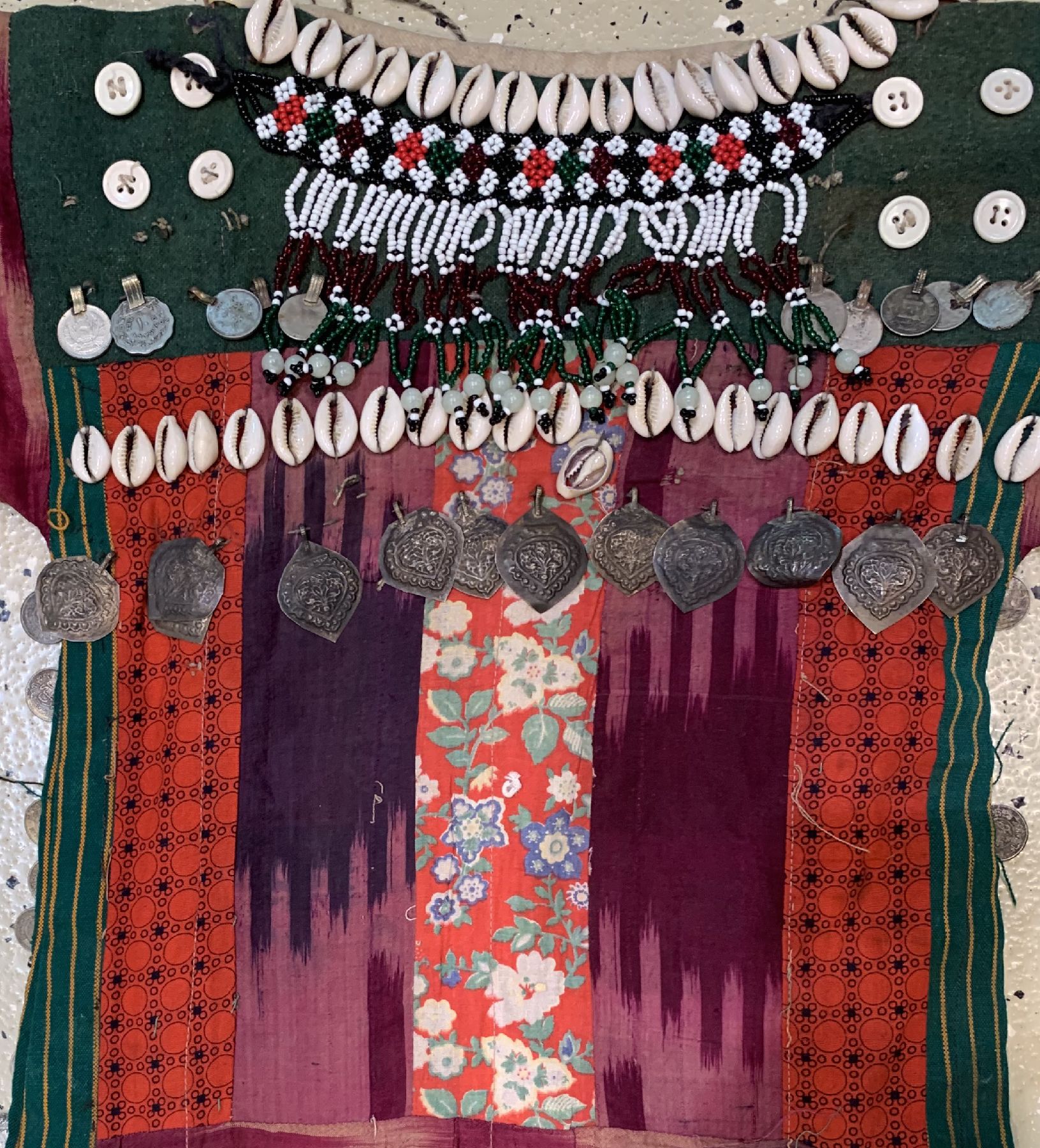 Detail b: Tekke Kinderkleid antik, Turkmenistan, um 1900 aus verschiedenen Stoffmaterialen mit Kaurimuscheln, Glasperlen und Münzbehang 82 x 60 cm, guter ...