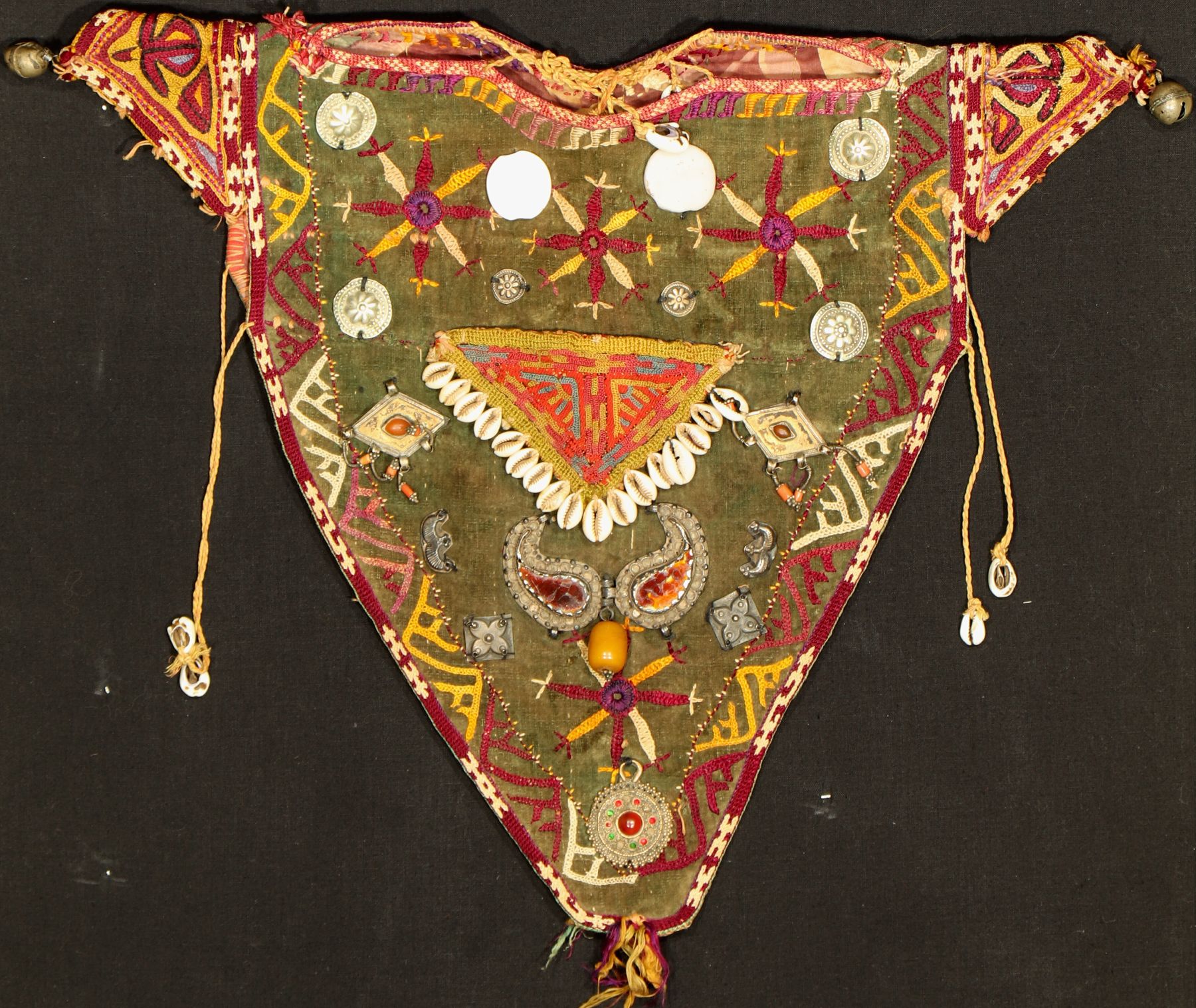 Tekke Kinderlätzchen antik, Turkmenistan, um 1900, aus Samt mit Seidenstickereien. mit Muscheln,Karneolen und Münzen,Glücken, ca, 43 x 35 cm, ...
