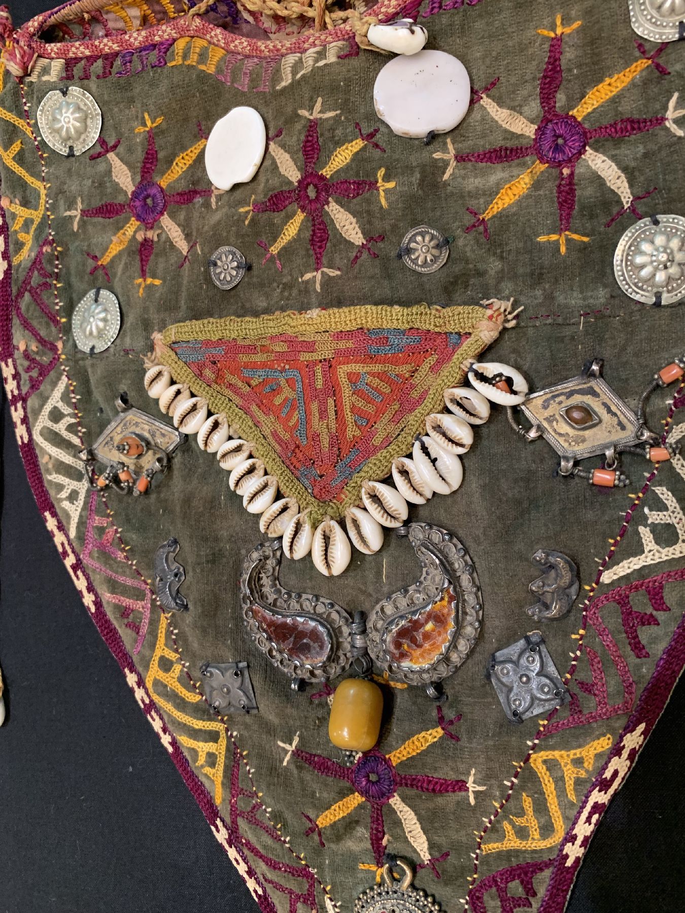 Detail a: Tekke Kinderlätzchen antik, Turkmenistan, um 1900, aus Samt mit Seidenstickereien. mit Muscheln,Karneolen und Münzen,Glücken, ca, 43 x 35 cm, ...
