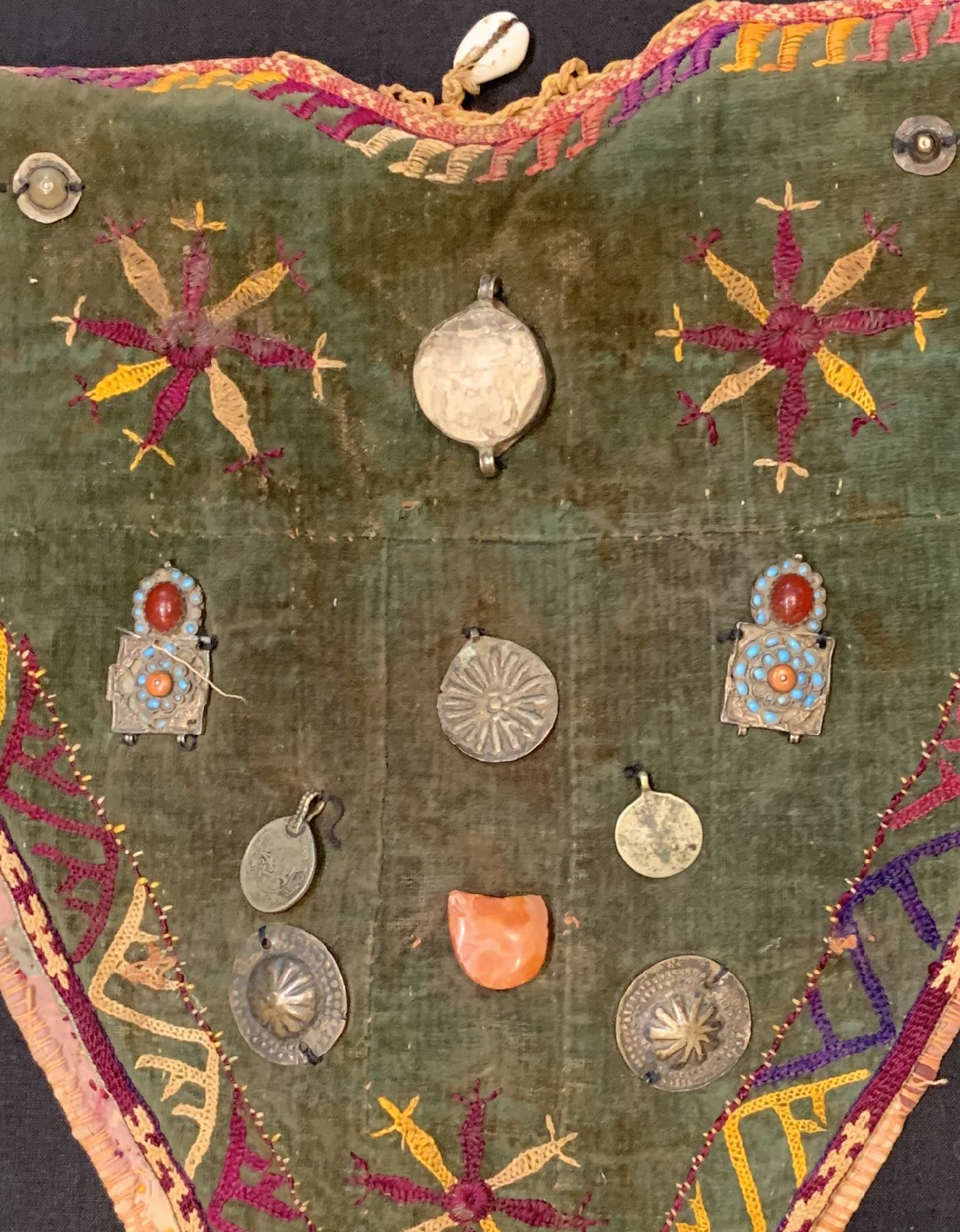 Detail b: Tekke Kinderlätzchen antik, Turkmenistan, um 1900, aus Samt mit Seidenstickereien. mit Muscheln,Karneolen und Münzen,Glücken, ca, 43 x 35 cm, ...