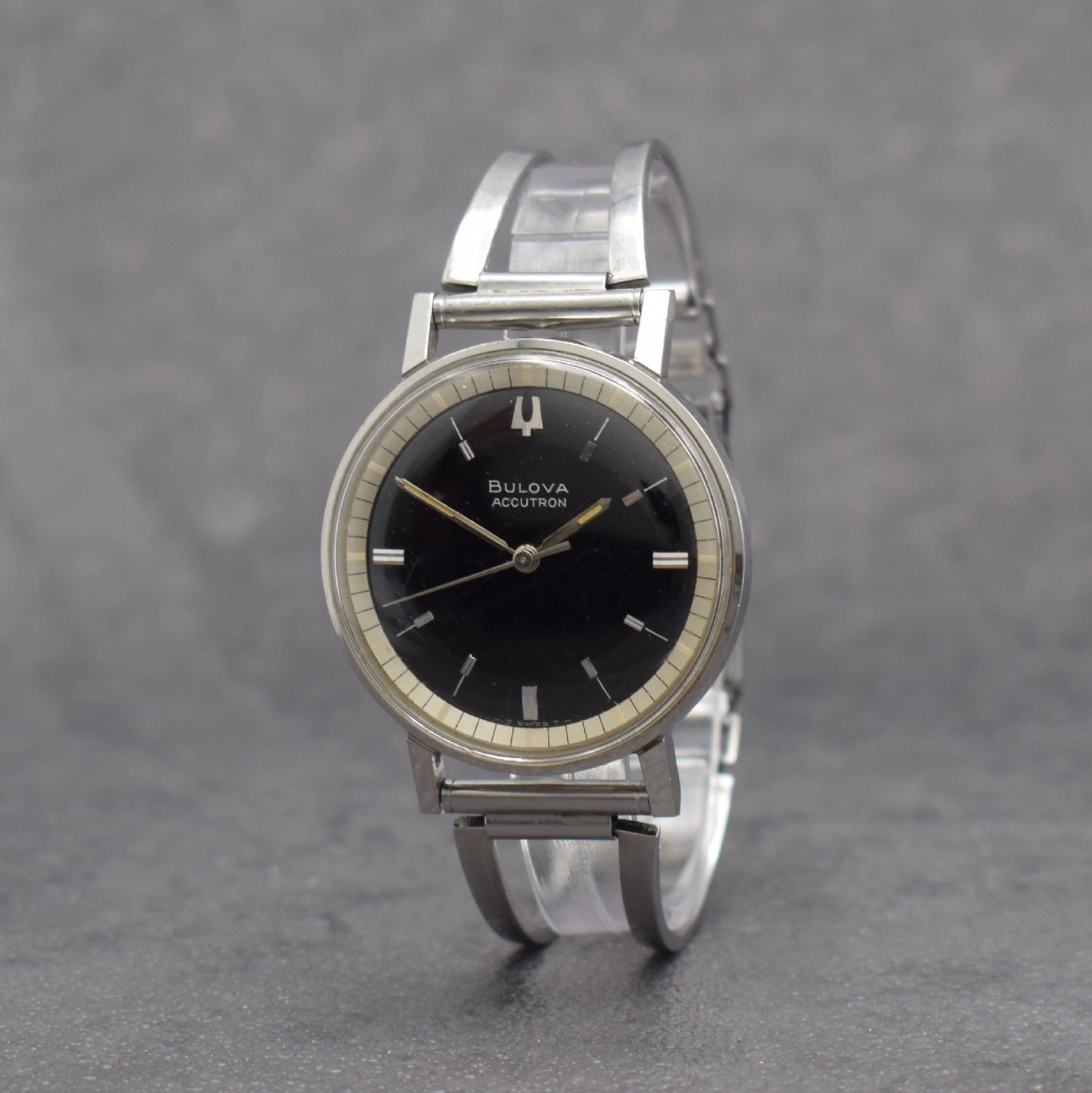 BULOVA Accutron Herrenarmbanduhr in Edelstahl, verschr. Boden, neutr. Spangen- Gliederband, Batteriefach & Zeigerstellung im Geh.-Boden, schwarzes ...