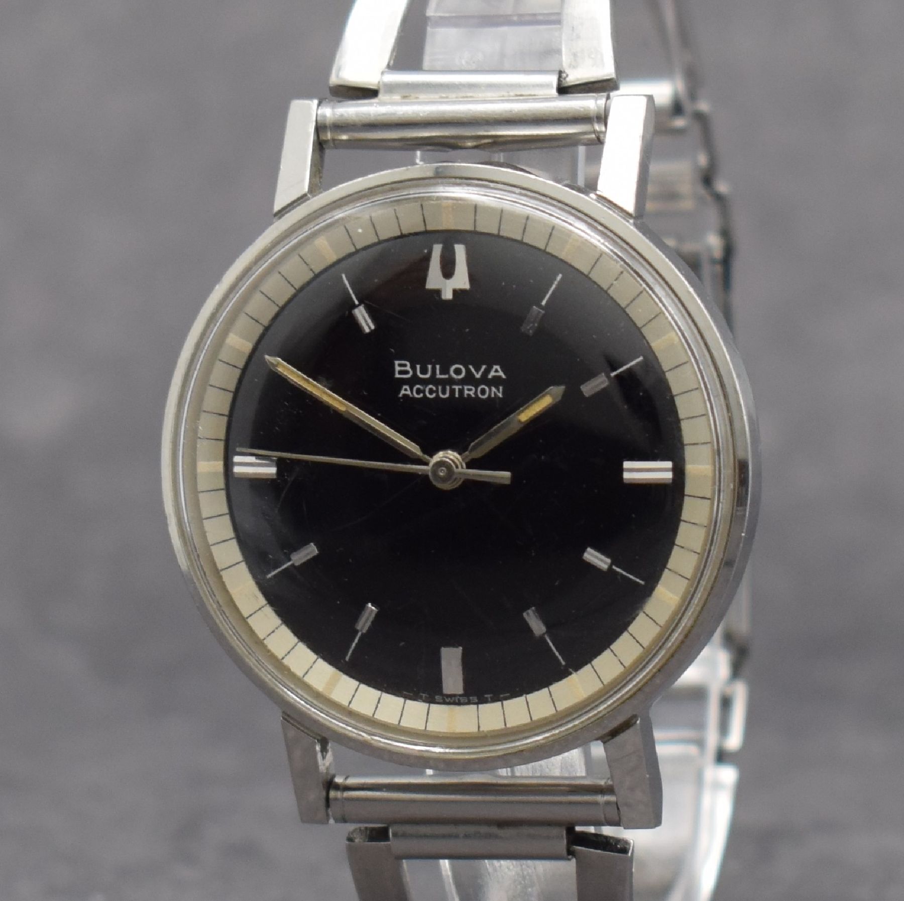 Detail a: BULOVA Accutron Herrenarmbanduhr in Edelstahl, verschr. Boden, neutr. Spangen- Gliederband, Batteriefach & Zeigerstellung im Geh.-Boden, schwarzes ...
