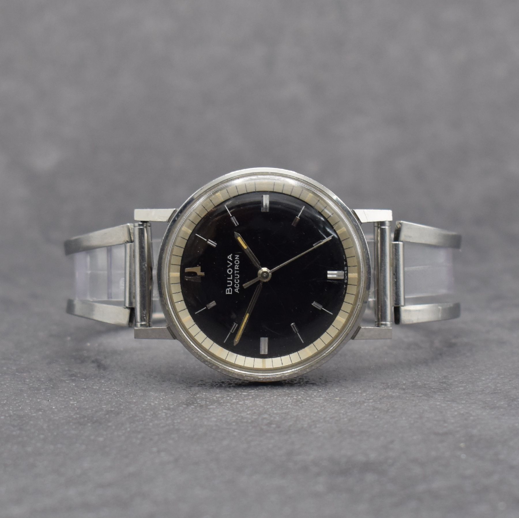 Detail b: BULOVA Accutron Herrenarmbanduhr in Edelstahl, verschr. Boden, neutr. Spangen- Gliederband, Batteriefach & Zeigerstellung im Geh.-Boden, schwarzes ...