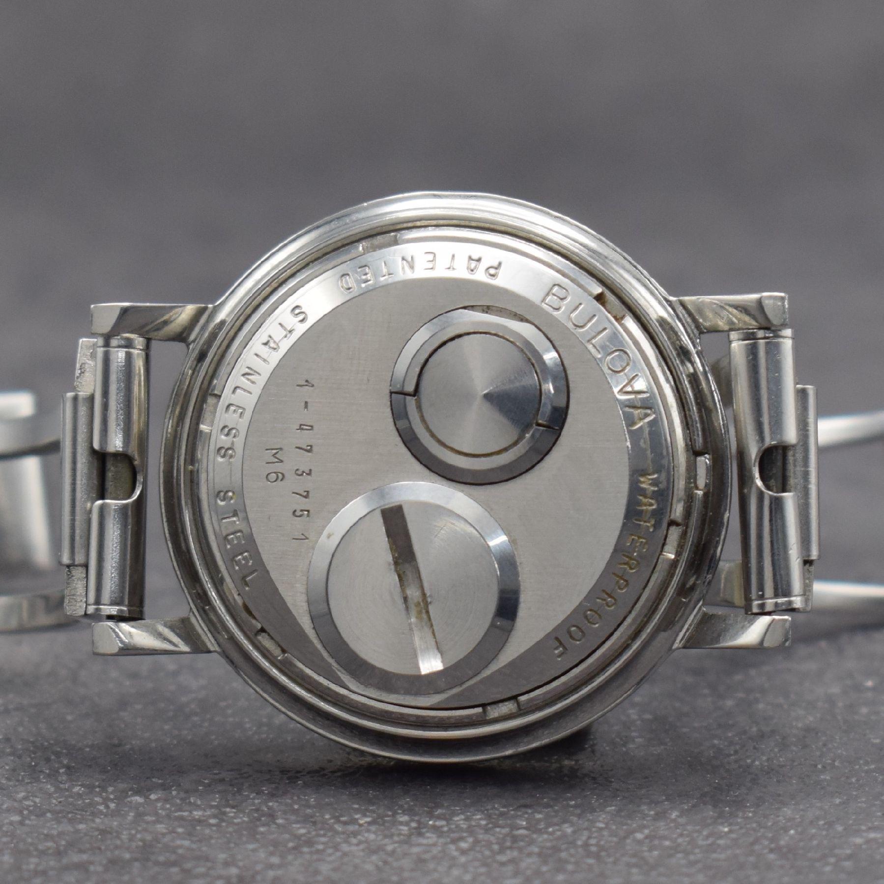 Detail c: BULOVA Accutron Herrenarmbanduhr in Edelstahl, verschr. Boden, neutr. Spangen- Gliederband, Batteriefach & Zeigerstellung im Geh.-Boden, schwarzes ...