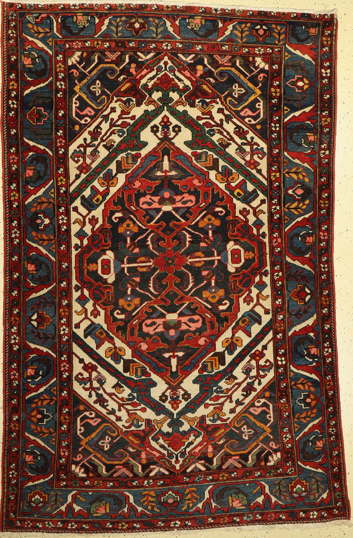 Bachtiar fein alt, Persien, um 1920, Wolle auf Baumwolle, ca. 216 x 140 cm, gleichmäßig dünn, minimal verkürzt