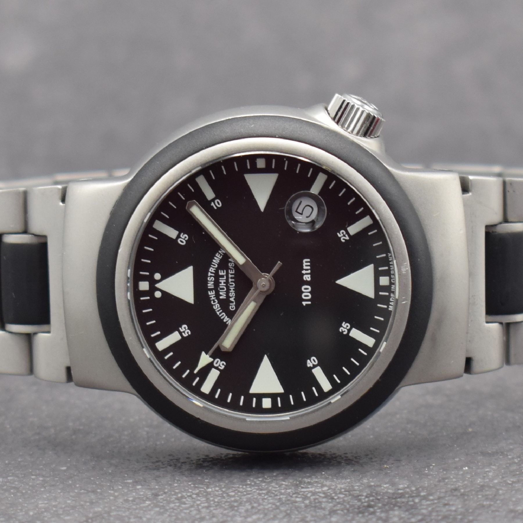 Detail a: MÜHLE GLASHÜTTE/SA. Nautische Instrumente Herrenarmbanduhr Modell S.A.R. Rescue-Timer Referenz M1-41-00, Automatik, verschr. Edelstahlgeh. inkl. ...