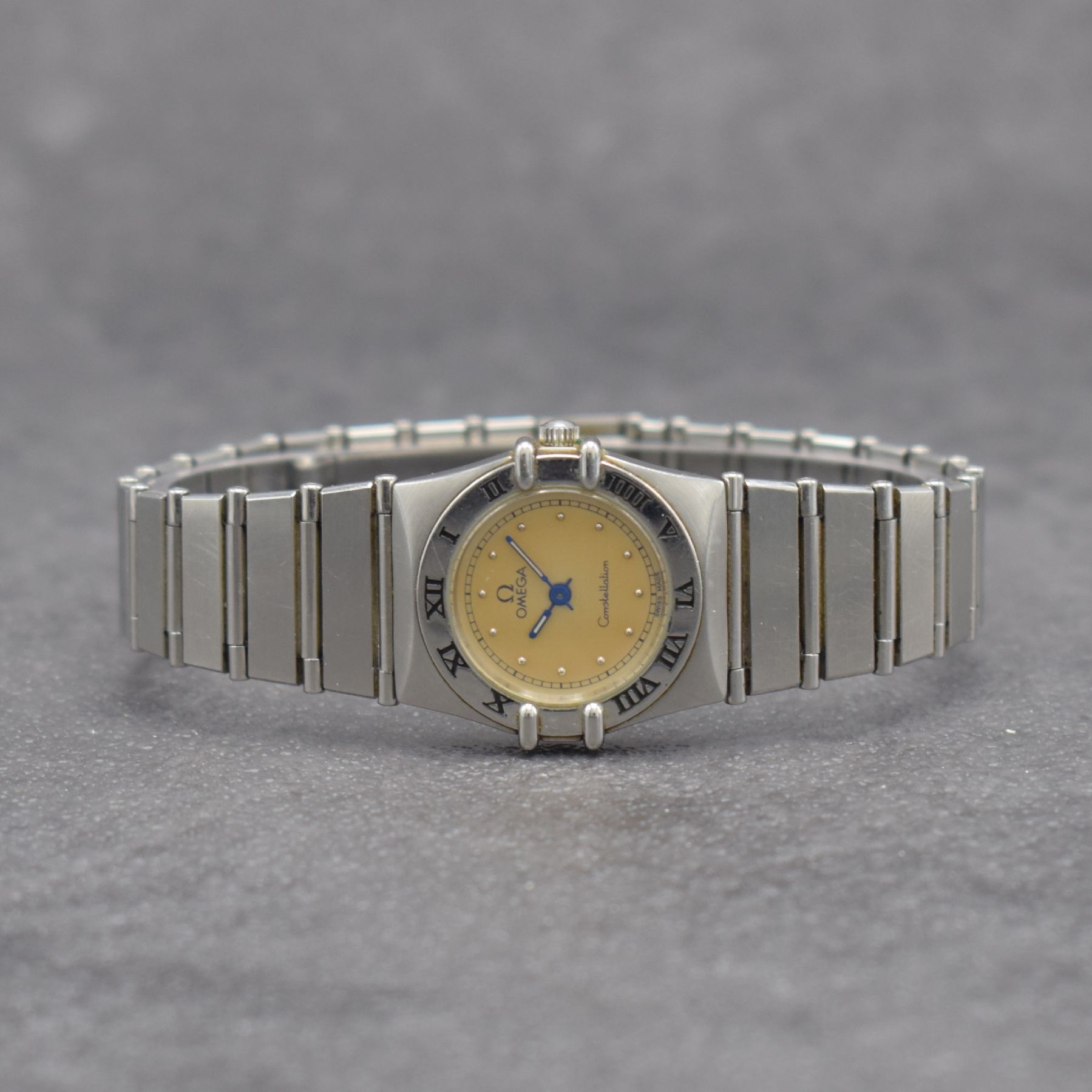 OMEGA Damenarmbanduhr Constellation in Stahl Referenz 795.1080, Schweiz 1980er Jahre, Edelstahlgeh. inkl. Gliederband m. Faltschl., quarz, Boden m. ...