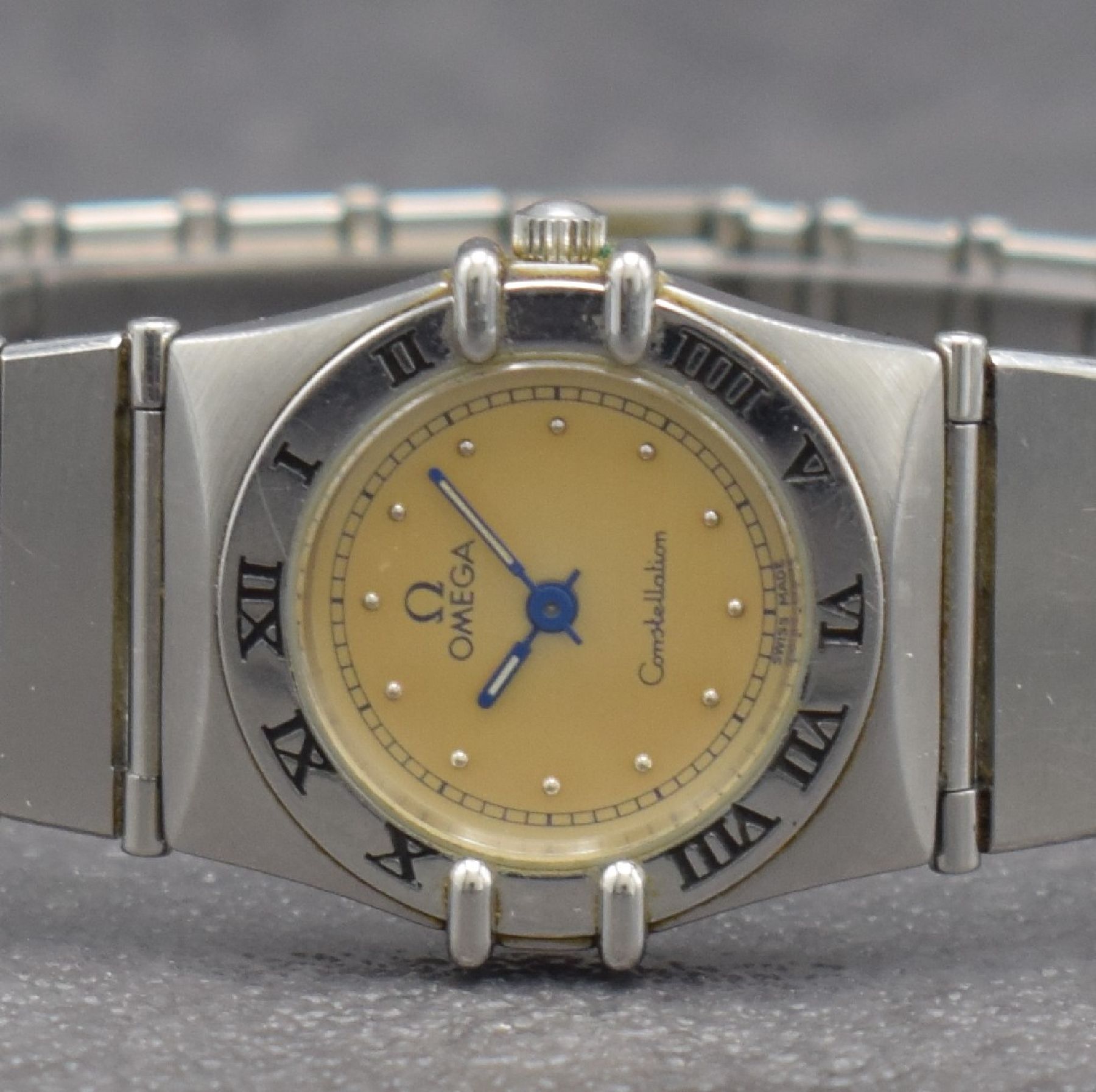 Detail a: OMEGA Damenarmbanduhr Constellation in Stahl Referenz 795.1080, Schweiz 1980er Jahre, Edelstahlgeh. inkl. Gliederband m. Faltschl., quarz, Boden m. ...