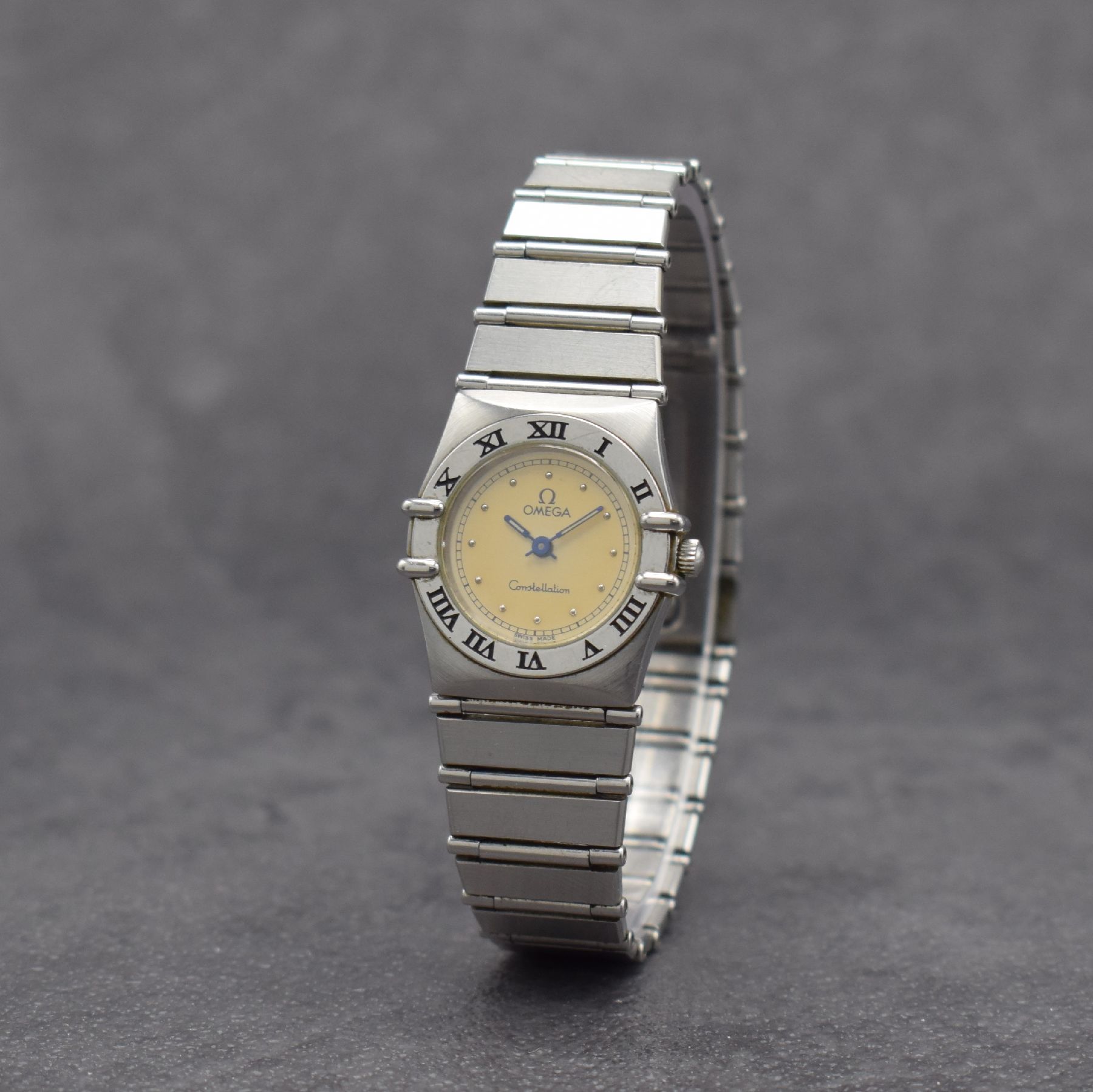 Detail b: OMEGA Damenarmbanduhr Constellation in Stahl Referenz 795.1080, Schweiz 1980er Jahre, Edelstahlgeh. inkl. Gliederband m. Faltschl., quarz, Boden m. ...