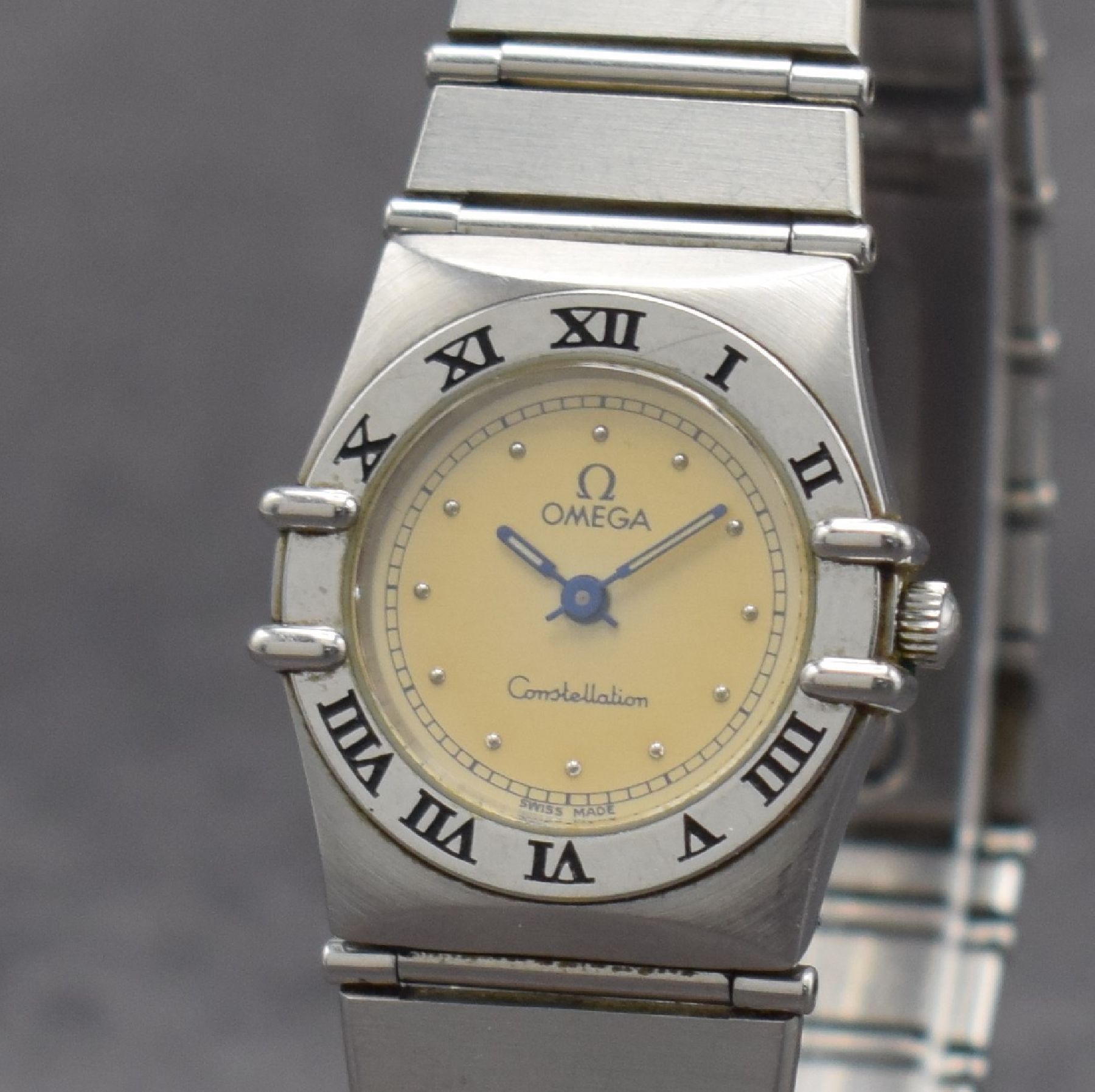 Detail c: OMEGA Damenarmbanduhr Constellation in Stahl Referenz 795.1080, Schweiz 1980er Jahre, Edelstahlgeh. inkl. Gliederband m. Faltschl., quarz, Boden m. ...
