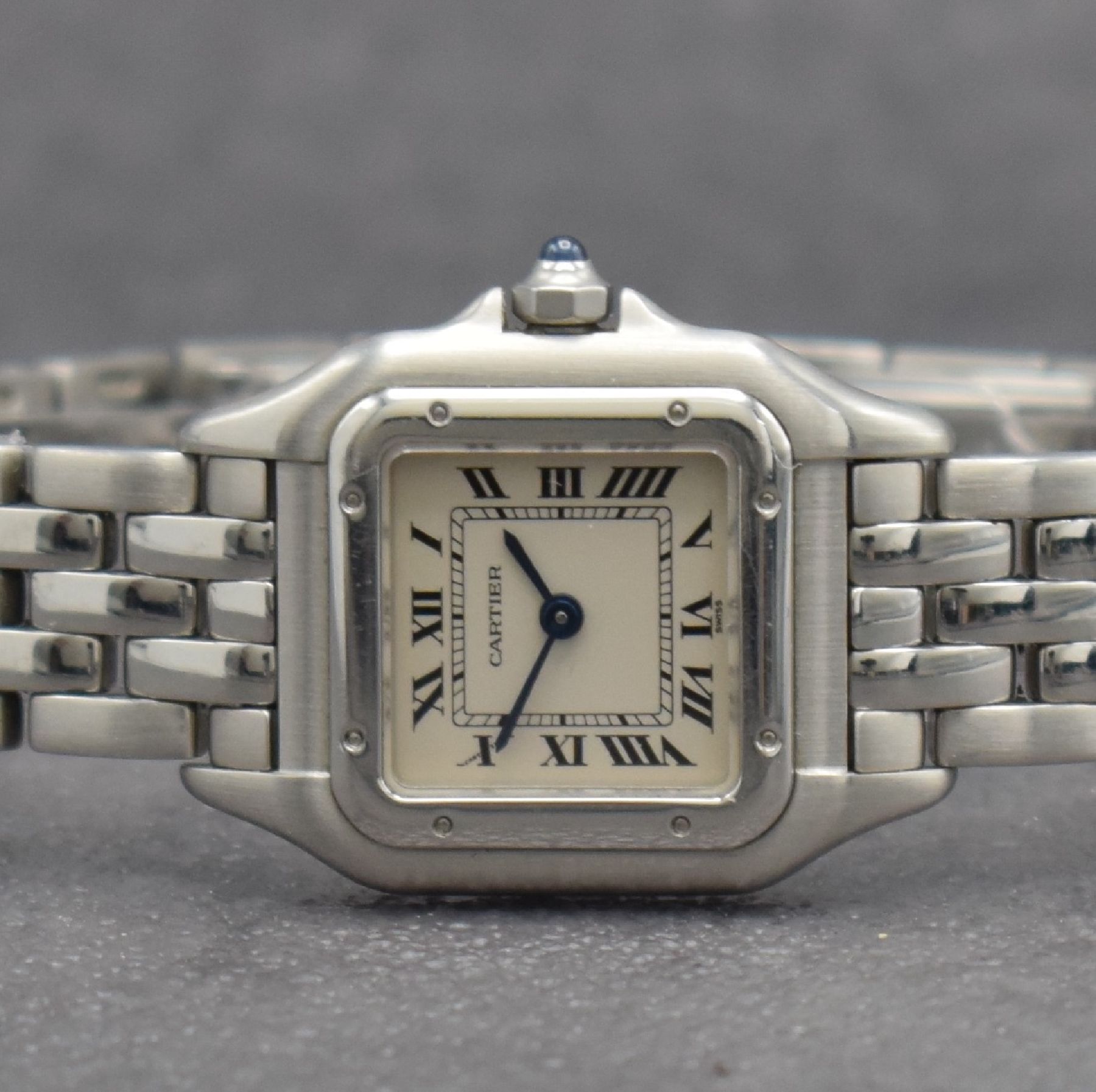Detail a: CARTIER Damenarmbanduhr Panthere in Edelstahl Referenz 1320, Schweiz um 1990, quarz, Boden 8-fach verschr., Gliederband m. dopp. Faltschl., vers. ...