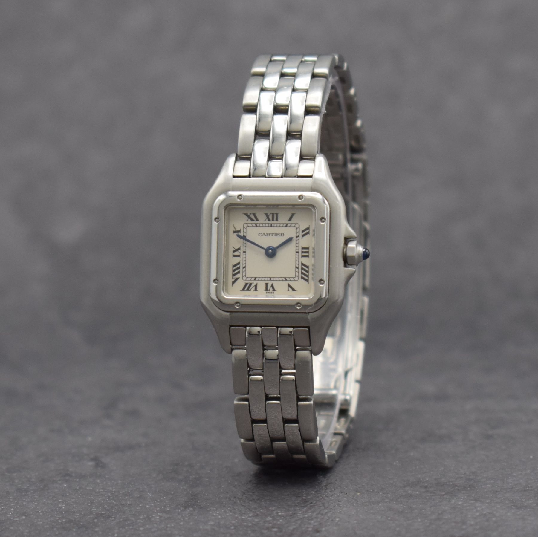 Detail b: CARTIER Damenarmbanduhr Panthere in Edelstahl Referenz 1320, Schweiz um 1990, quarz, Boden 8-fach verschr., Gliederband m. dopp. Faltschl., vers. ...