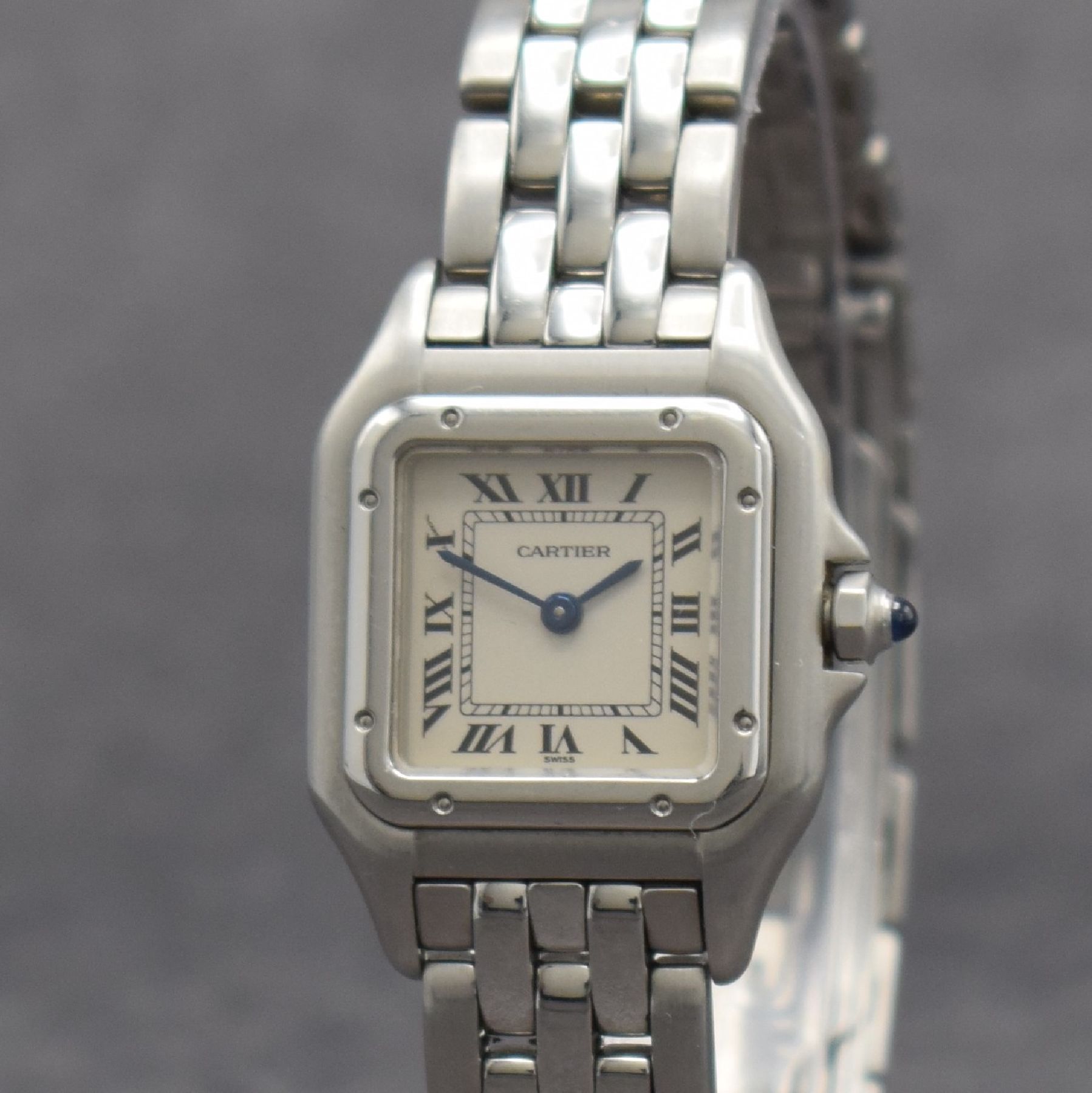 Detail c: CARTIER Damenarmbanduhr Panthere in Edelstahl Referenz 1320, Schweiz um 1990, quarz, Boden 8-fach verschr., Gliederband m. dopp. Faltschl., vers. ...
