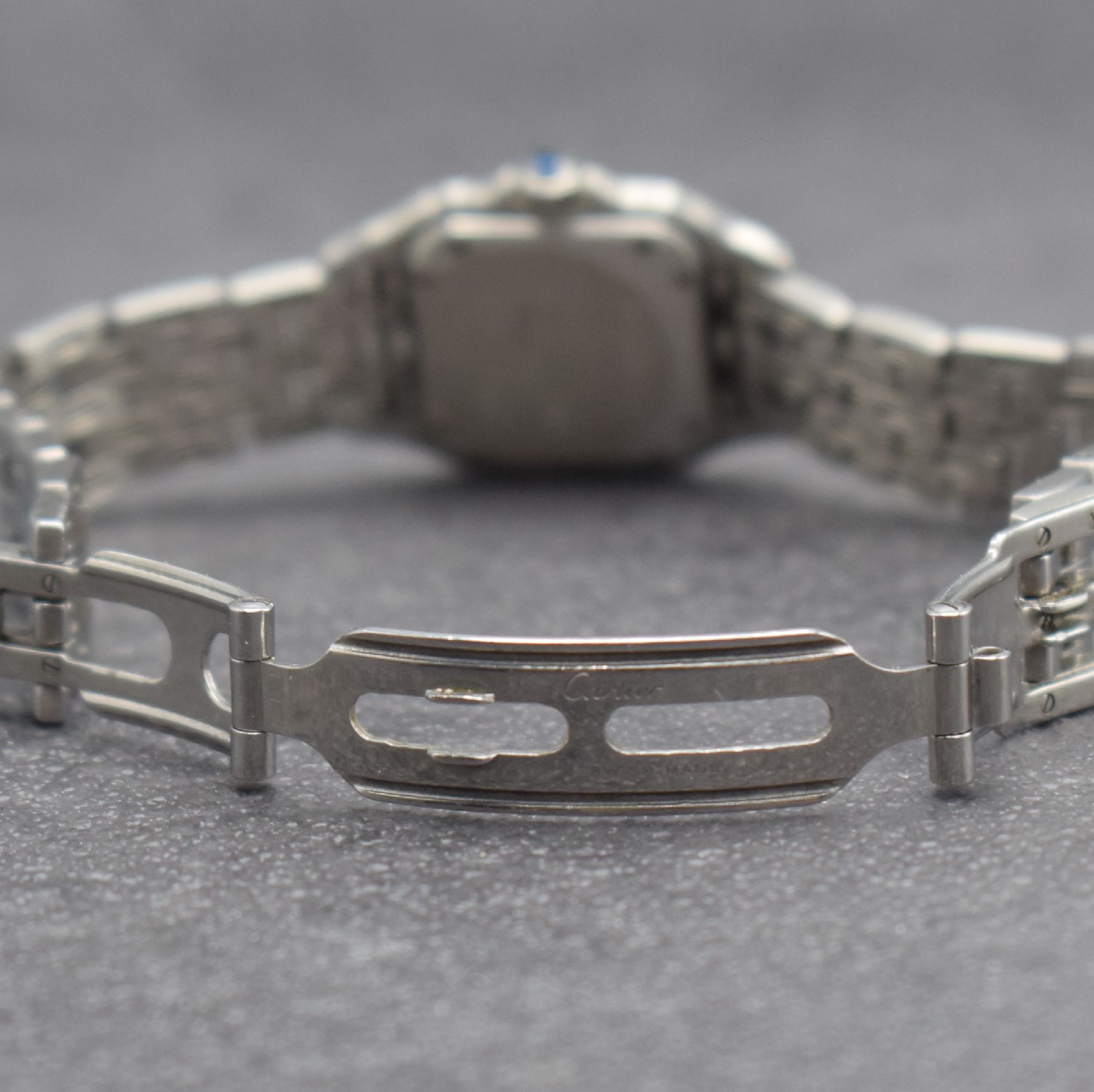 Detail d: CARTIER Damenarmbanduhr Panthere in Edelstahl Referenz 1320, Schweiz um 1990, quarz, Boden 8-fach verschr., Gliederband m. dopp. Faltschl., vers. ...