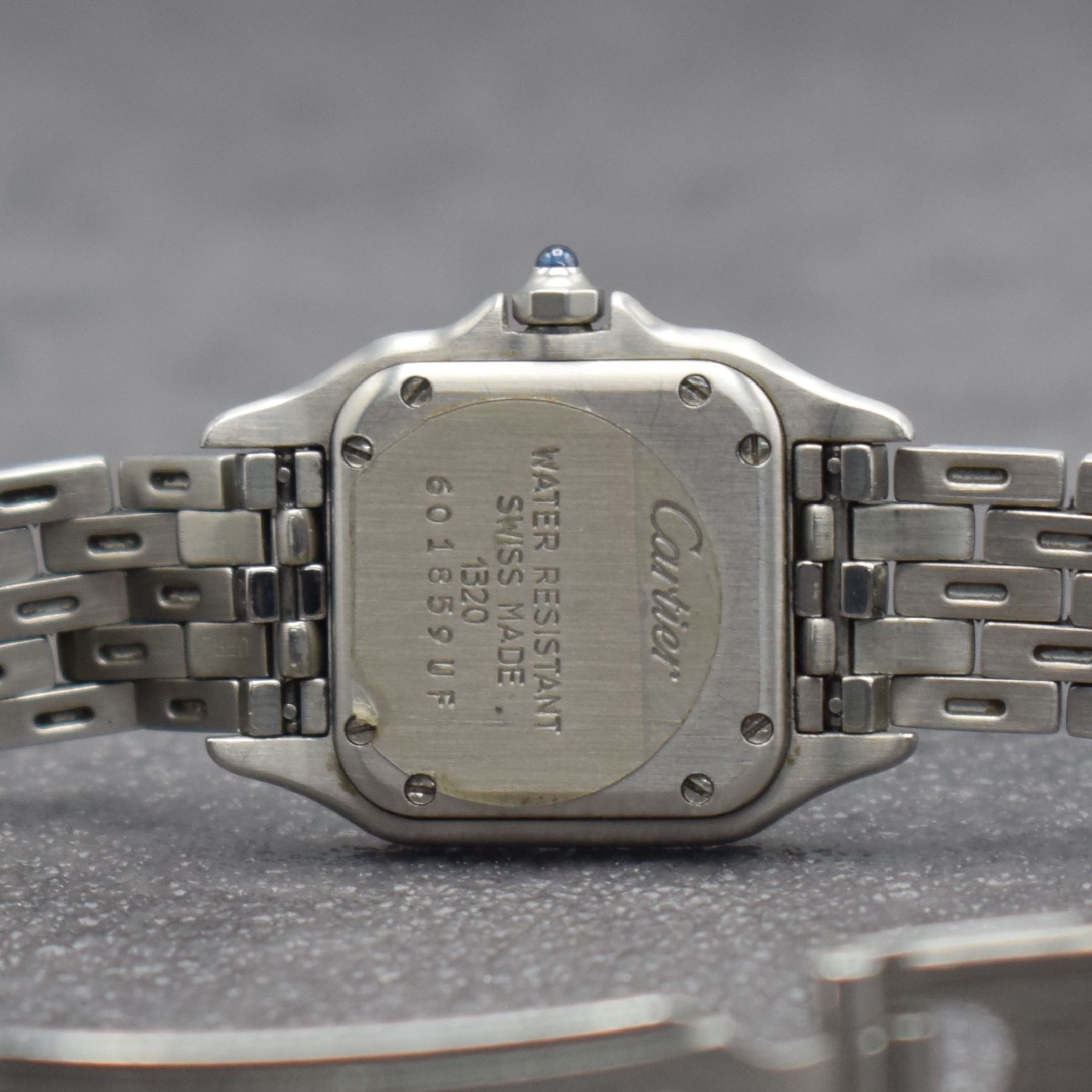 Detail f: CARTIER Damenarmbanduhr Panthere in Edelstahl Referenz 1320, Schweiz um 1990, quarz, Boden 8-fach verschr., Gliederband m. dopp. Faltschl., vers. ...