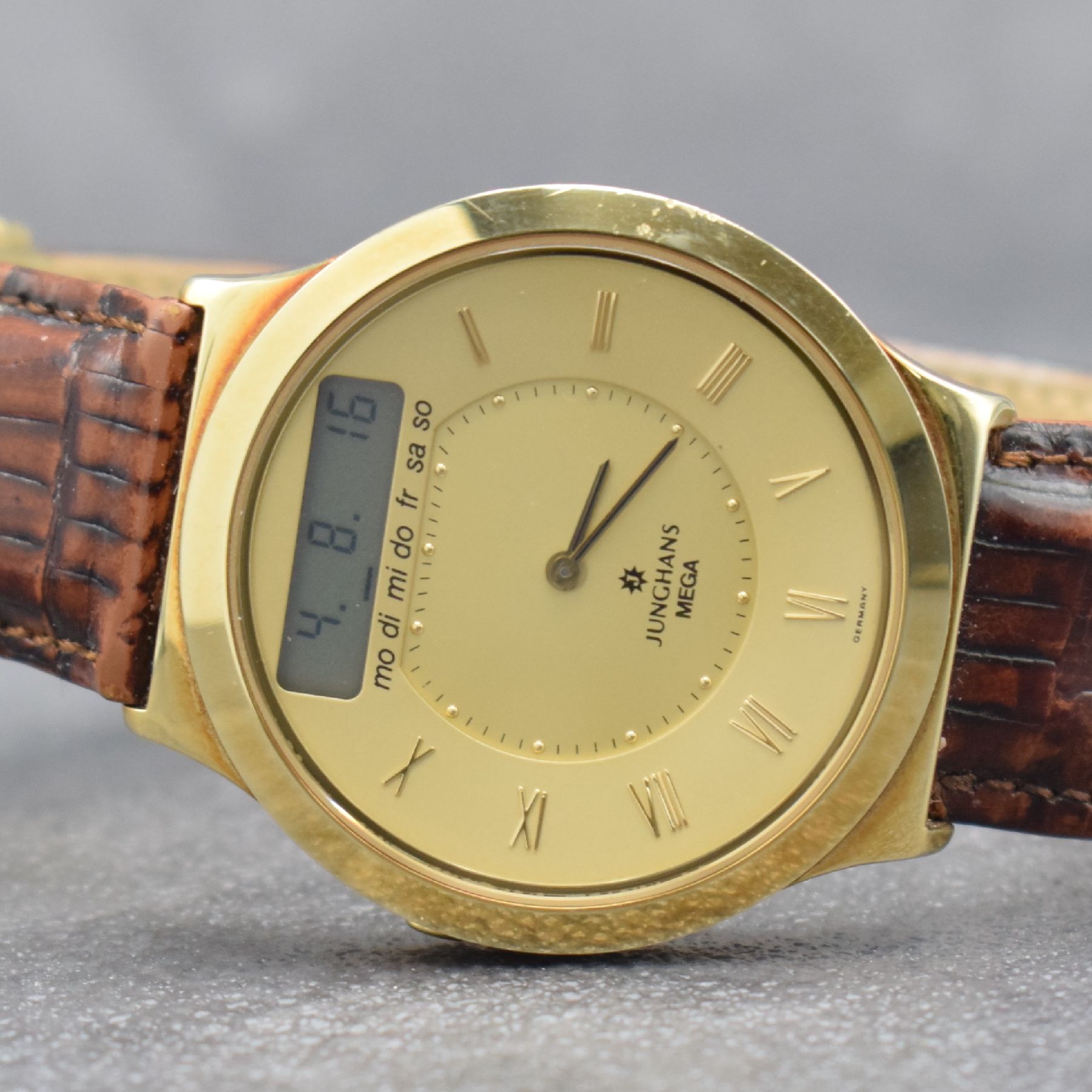 Detail a: JUNGHANS MEGA Herren-Funkuhr in GG 585/000, Schweiz um 1995, quarz, massives Geh., Boden & Glasrand aufgedr., digitale & analoge Anzeige, gold. ...