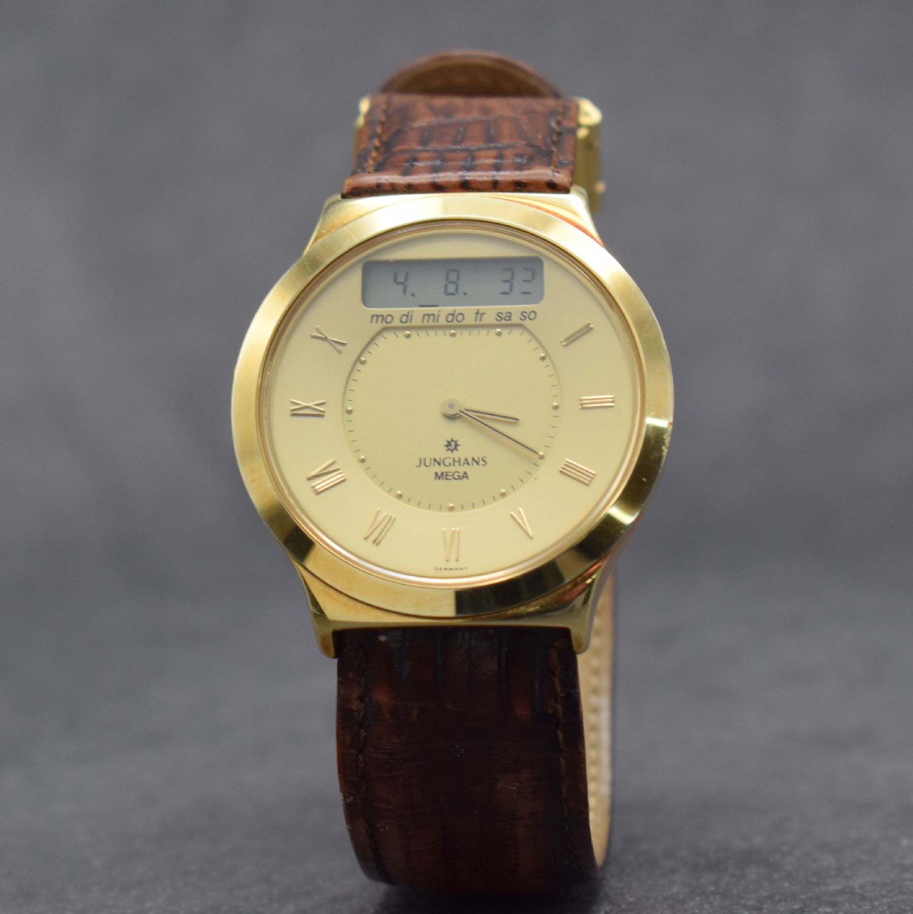 Detail b: JUNGHANS MEGA Herren-Funkuhr in GG 585/000, Schweiz um 1995, quarz, massives Geh., Boden & Glasrand aufgedr., digitale & analoge Anzeige, gold. ...