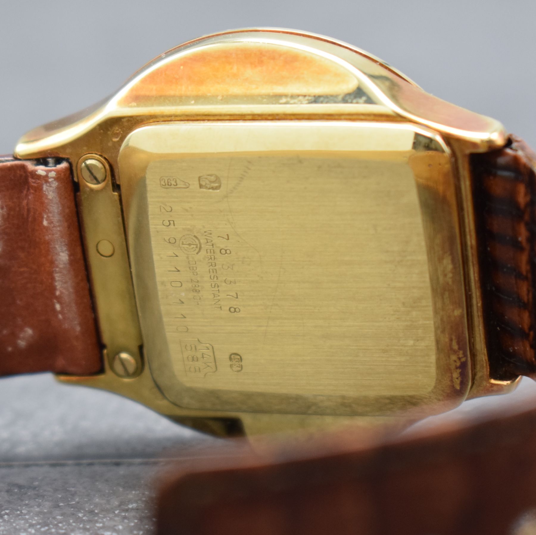 Detail d: JUNGHANS MEGA Herren-Funkuhr in GG 585/000, Schweiz um 1995, quarz, massives Geh., Boden & Glasrand aufgedr., digitale & analoge Anzeige, gold. ...