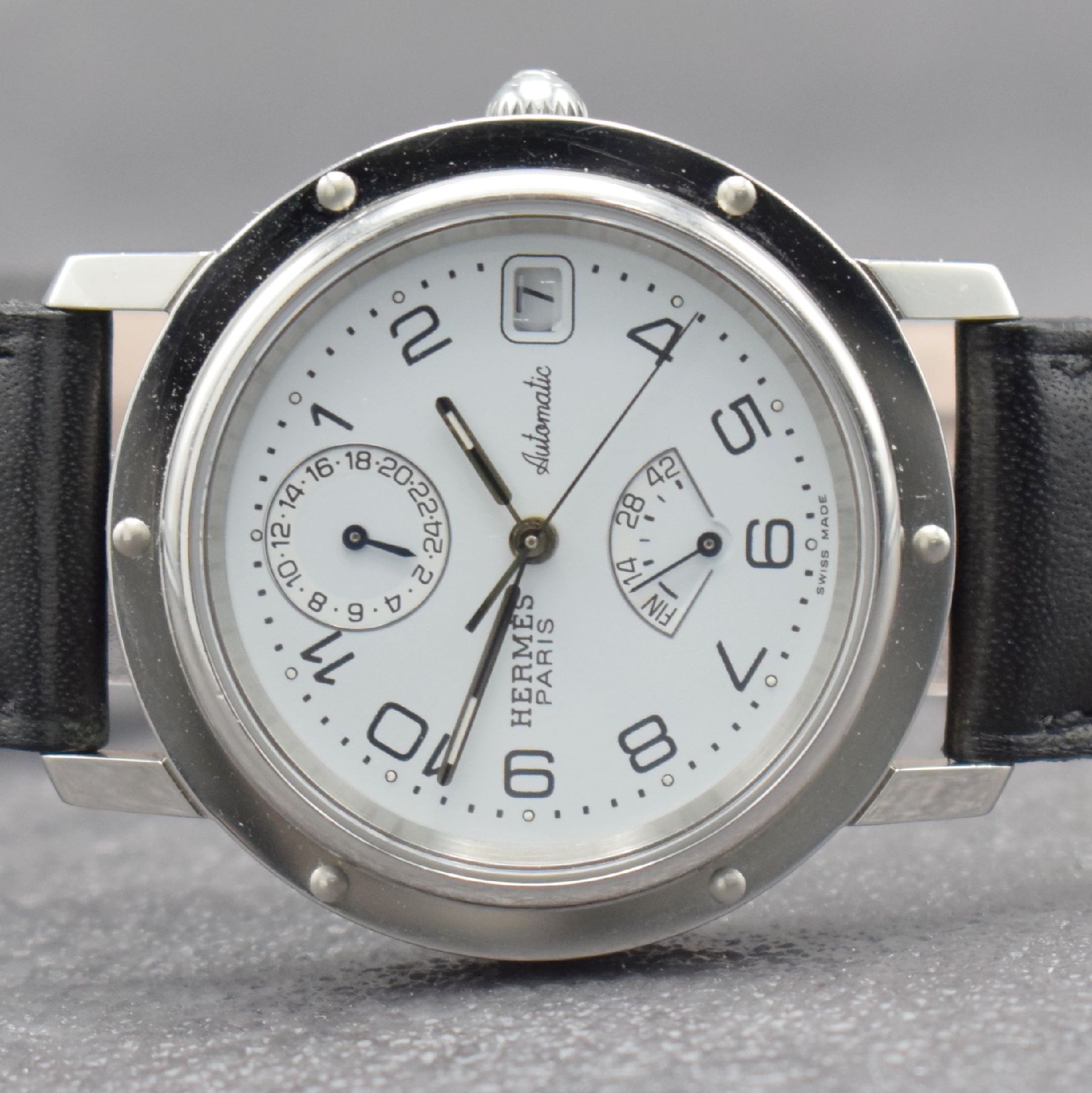 Detail a: HERMES Paris Herrenarmbanduhr mit Gangreserve & 2er Zeitzone, Schweiz um 2000, Automatik, beids. vergl. Edelstahlgeh., Boden aufgedr., weißes ...