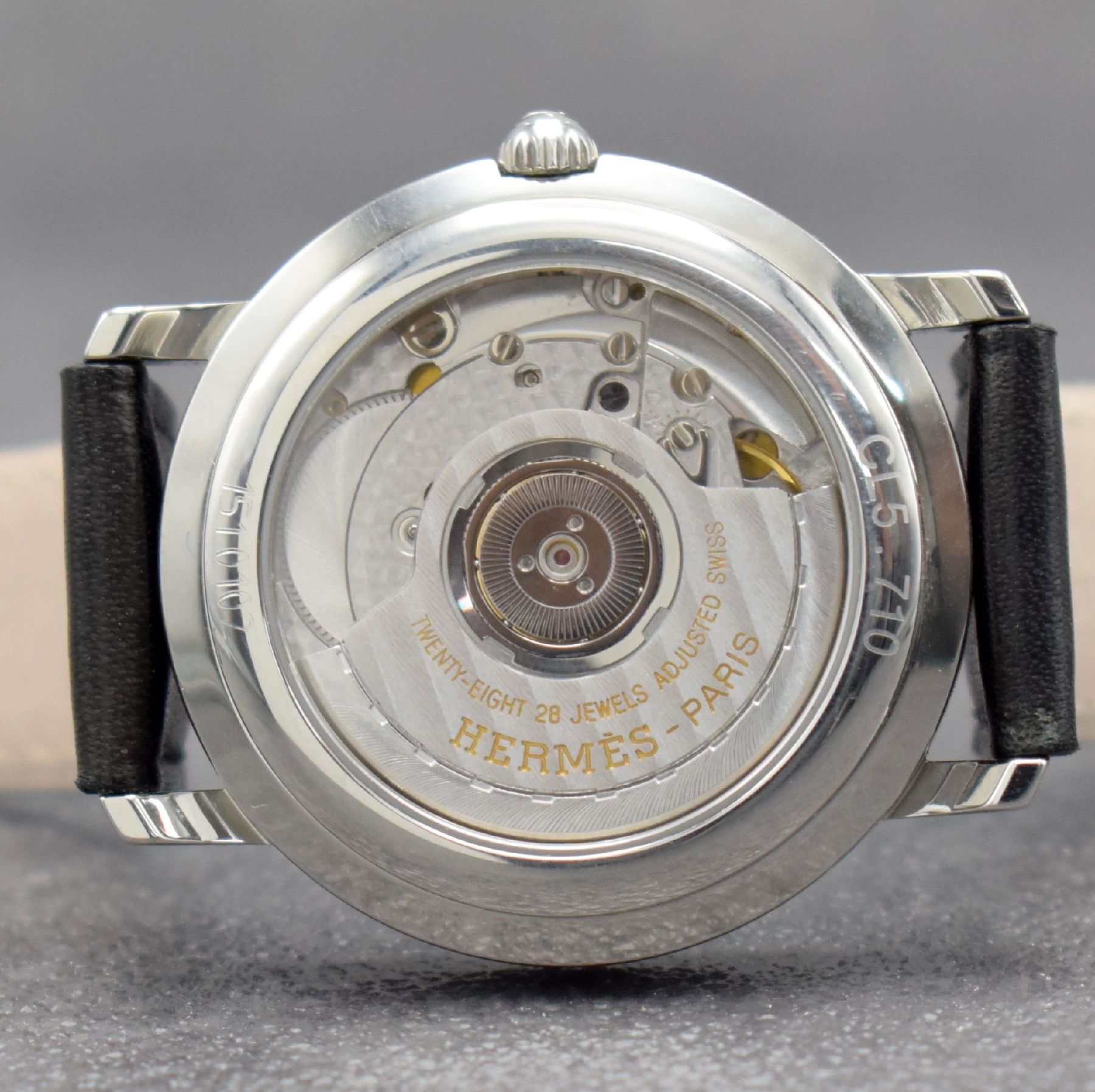 Detail d: HERMES Paris Herrenarmbanduhr mit Gangreserve & 2er Zeitzone, Schweiz um 2000, Automatik, beids. vergl. Edelstahlgeh., Boden aufgedr., weißes ...