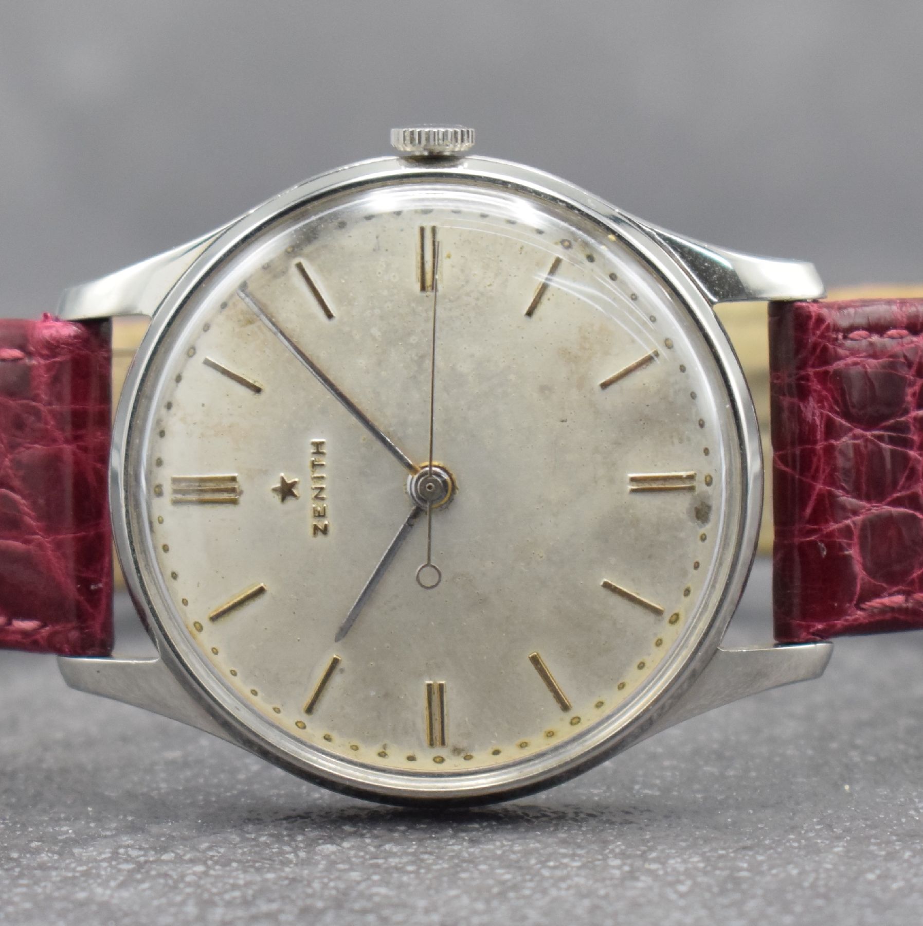 Detail a: ZENITH große Herrenarmbanduhr 38 mm, Schweiz um 1955, Handaufzug, 3-teil. Geh., Boden & Glasrand aufgedr., silb. patiniertes Zifferbl. m. aufges. ...