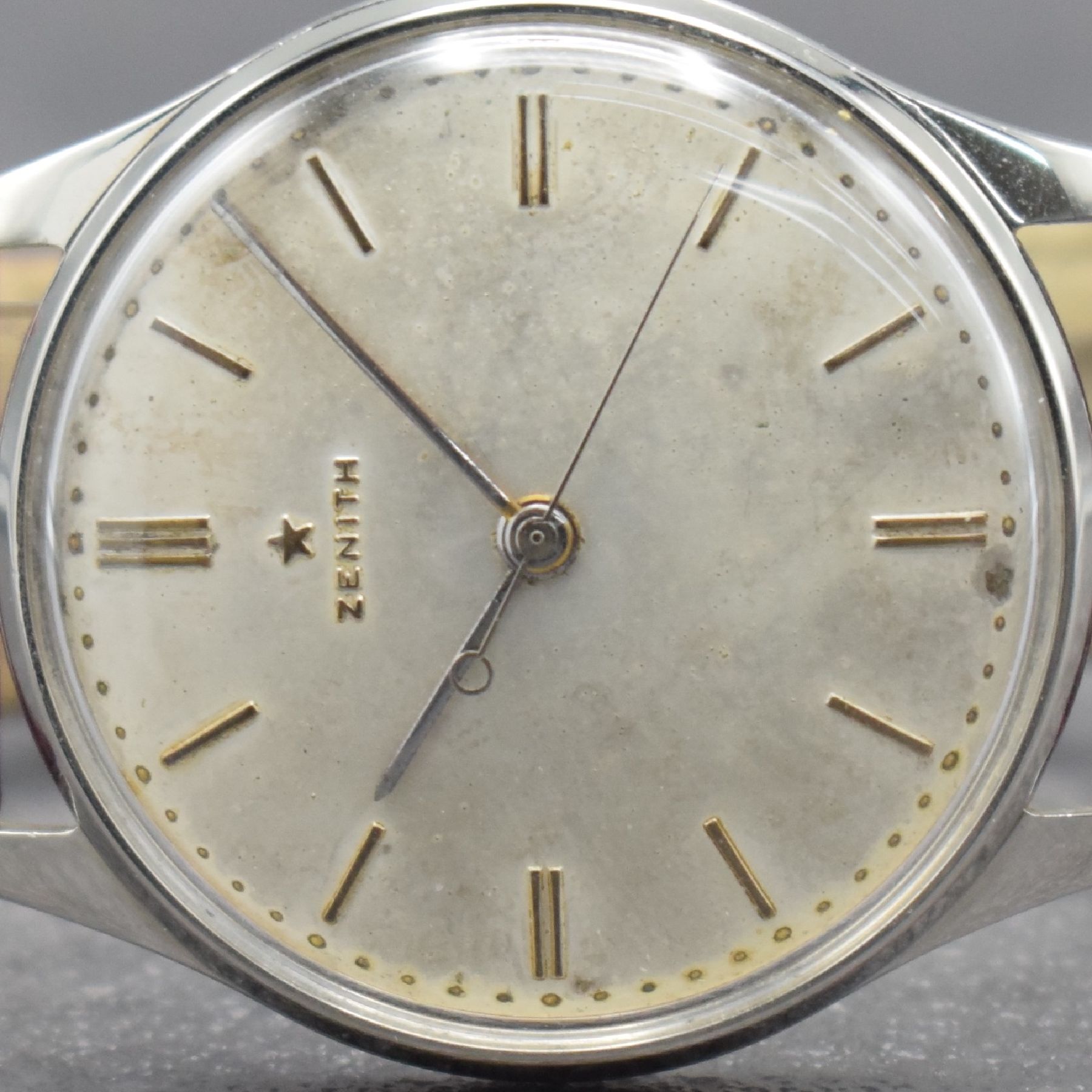Detail b: ZENITH große Herrenarmbanduhr 38 mm, Schweiz um 1955, Handaufzug, 3-teil. Geh., Boden & Glasrand aufgedr., silb. patiniertes Zifferbl. m. aufges. ...