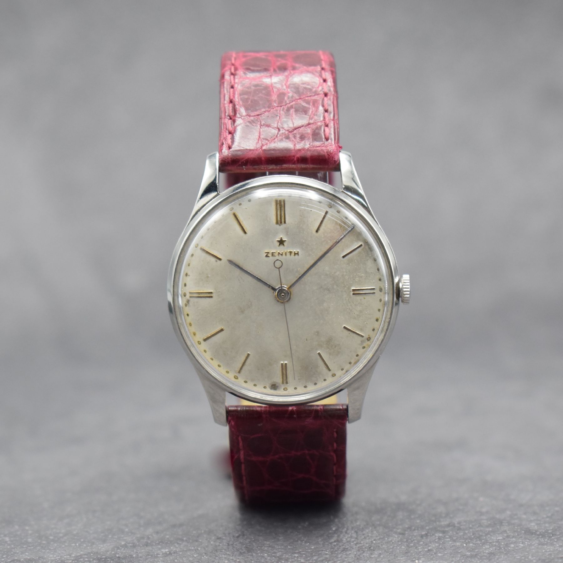 Detail c: ZENITH große Herrenarmbanduhr 38 mm, Schweiz um 1955, Handaufzug, 3-teil. Geh., Boden & Glasrand aufgedr., silb. patiniertes Zifferbl. m. aufges. ...