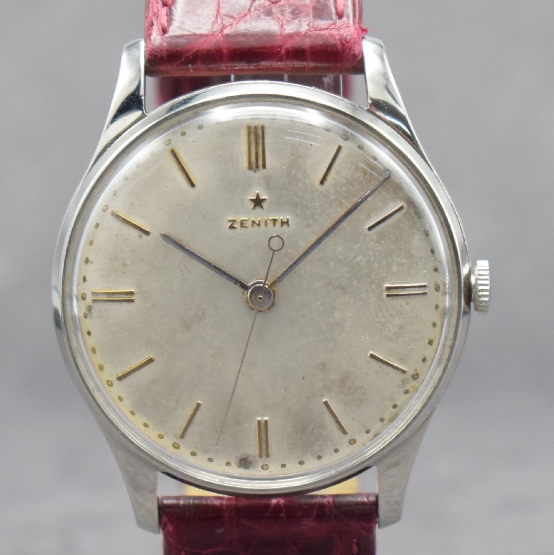 Detail d: ZENITH große Herrenarmbanduhr 38 mm, Schweiz um 1955, Handaufzug, 3-teil. Geh., Boden & Glasrand aufgedr., silb. patiniertes Zifferbl. m. aufges. ...