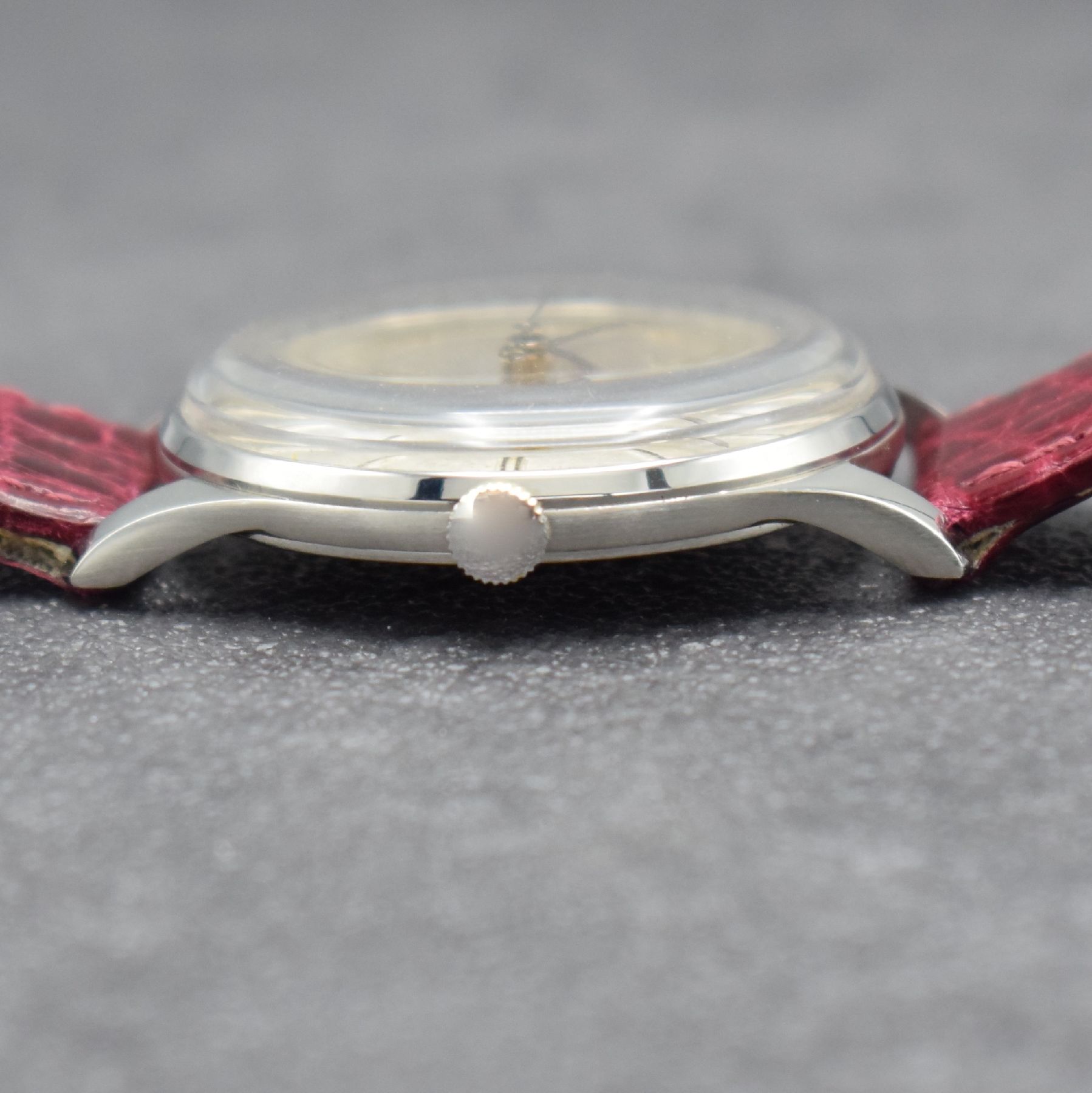 Detail e: ZENITH große Herrenarmbanduhr 38 mm, Schweiz um 1955, Handaufzug, 3-teil. Geh., Boden & Glasrand aufgedr., silb. patiniertes Zifferbl. m. aufges. ...