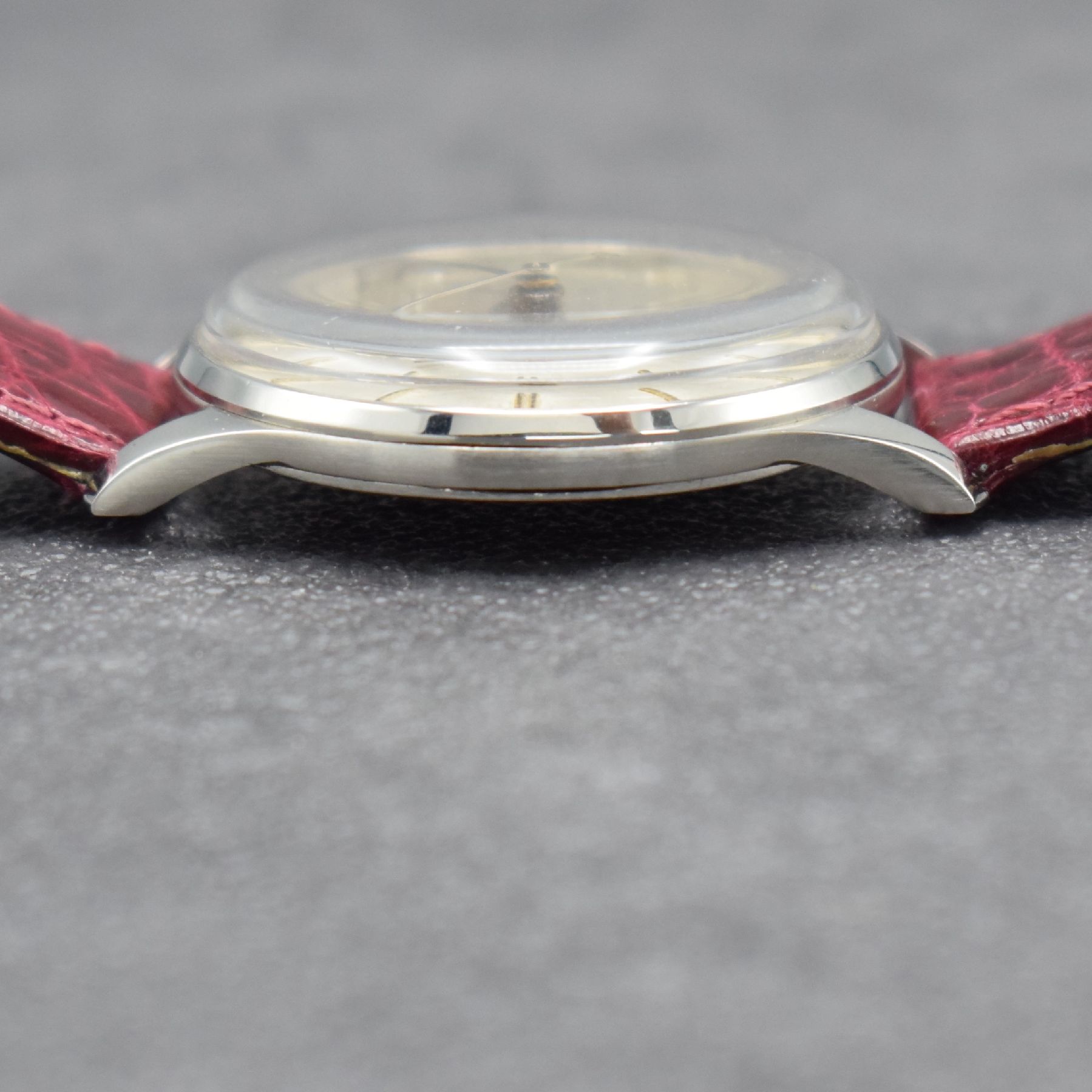 Detail f: ZENITH große Herrenarmbanduhr 38 mm, Schweiz um 1955, Handaufzug, 3-teil. Geh., Boden & Glasrand aufgedr., silb. patiniertes Zifferbl. m. aufges. ...