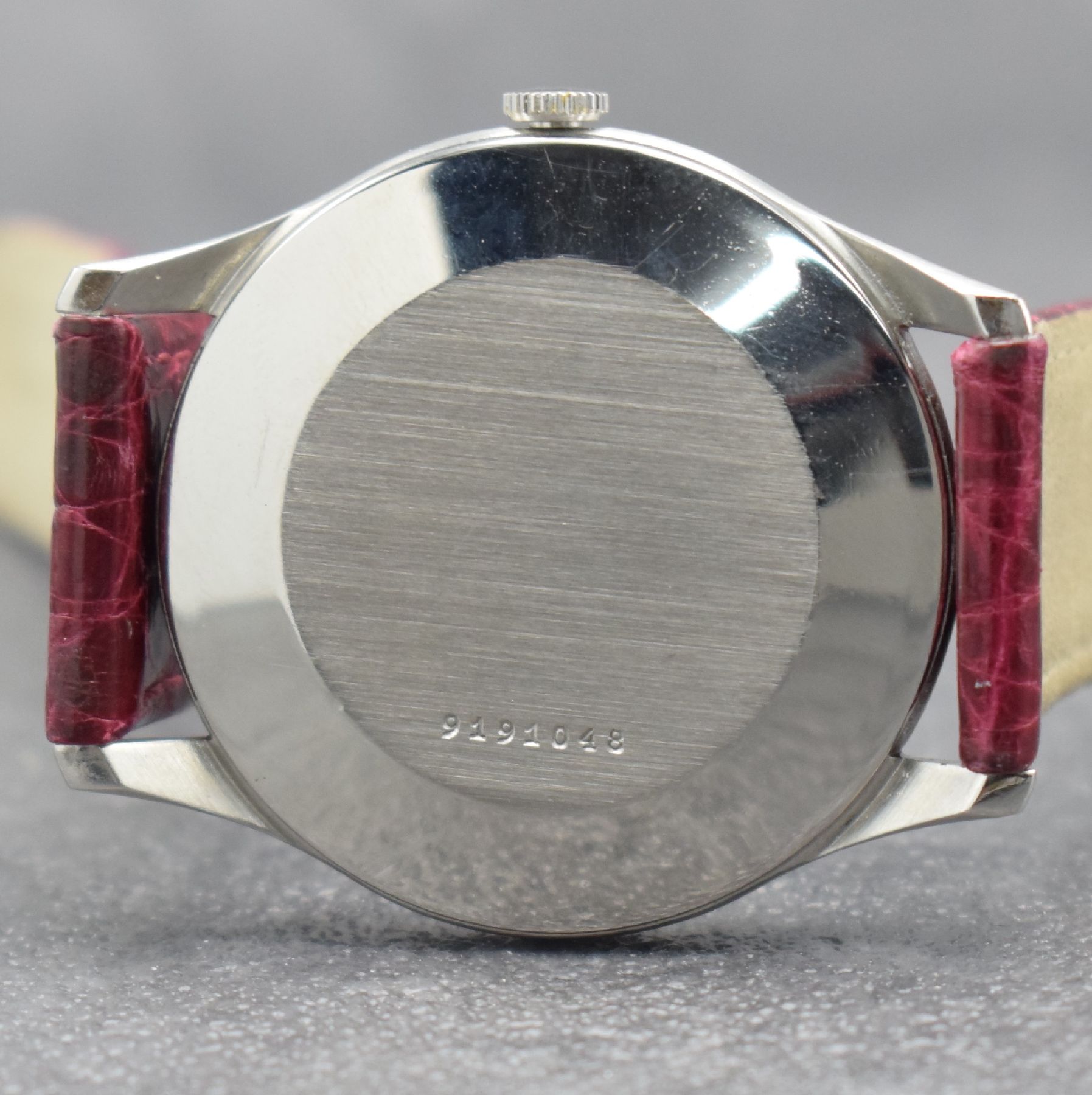 Detail g: ZENITH große Herrenarmbanduhr 38 mm, Schweiz um 1955, Handaufzug, 3-teil. Geh., Boden & Glasrand aufgedr., silb. patiniertes Zifferbl. m. aufges. ...
