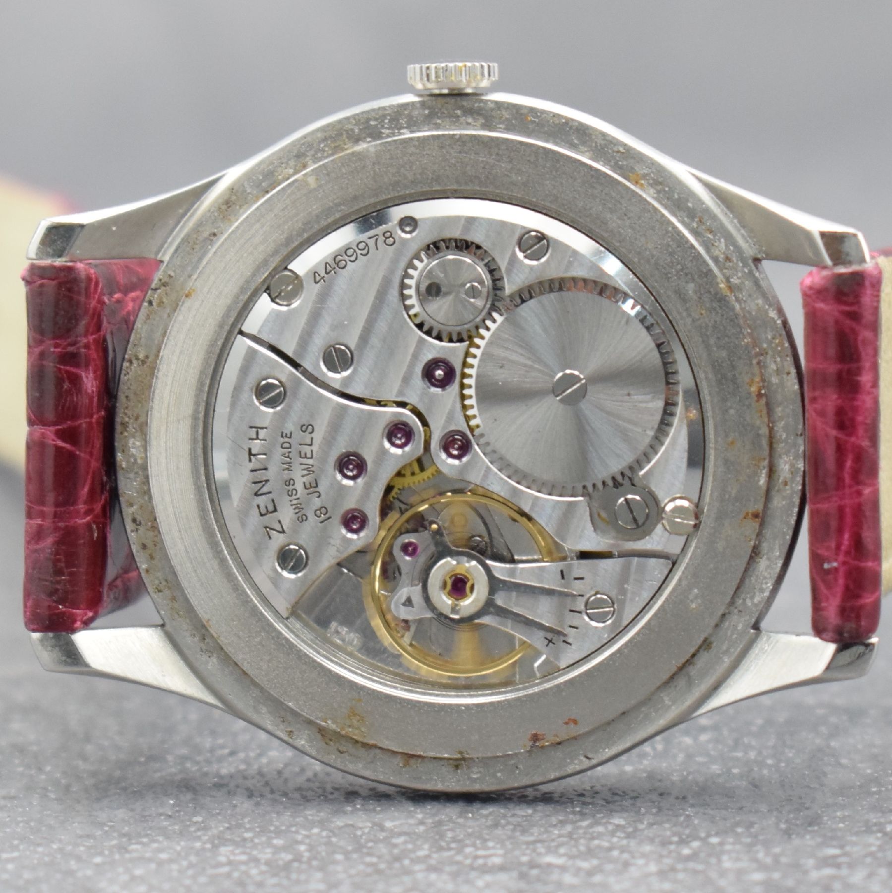 Detail h: ZENITH große Herrenarmbanduhr 38 mm, Schweiz um 1955, Handaufzug, 3-teil. Geh., Boden & Glasrand aufgedr., silb. patiniertes Zifferbl. m. aufges. ...