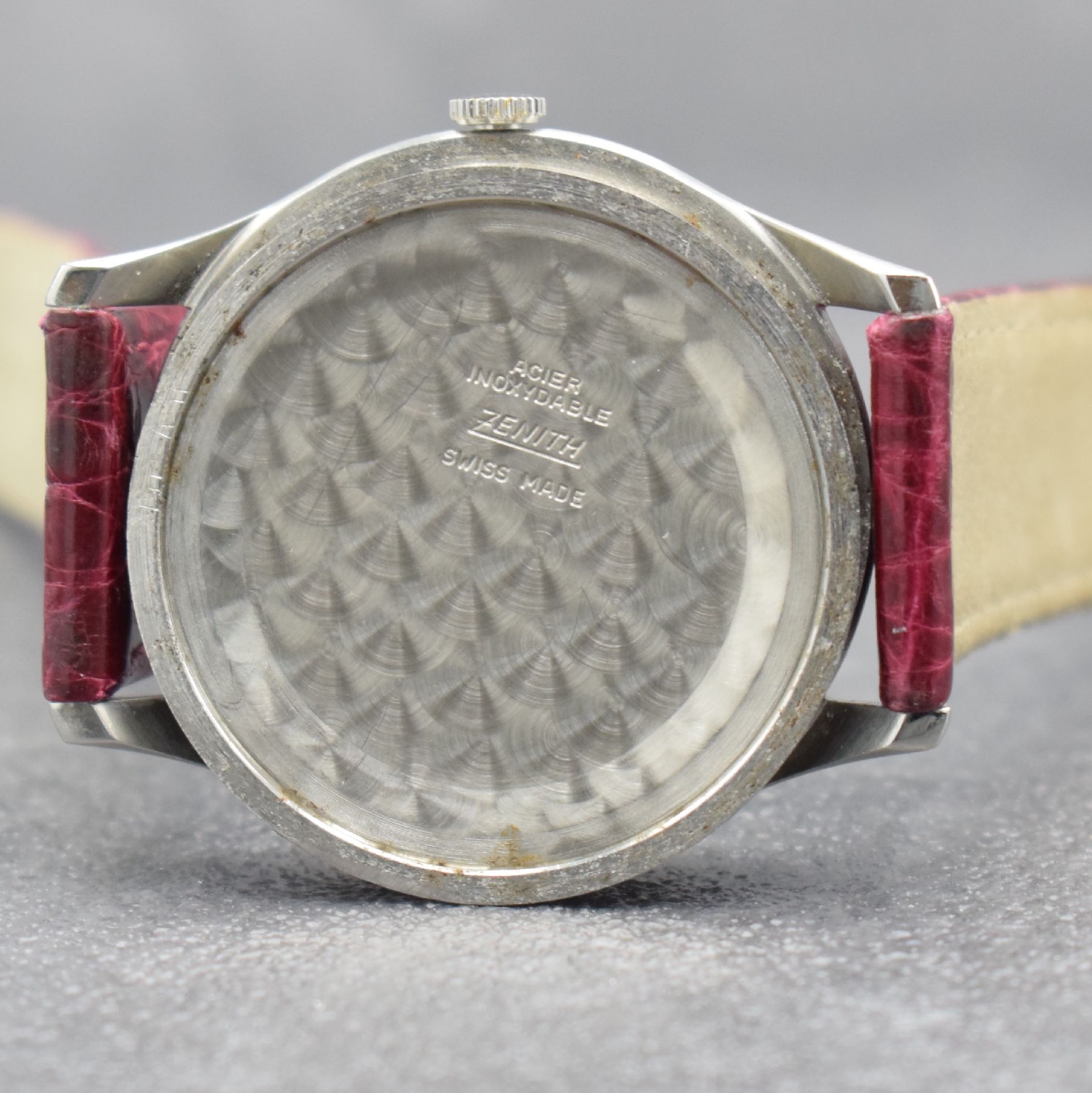 Detail i: ZENITH große Herrenarmbanduhr 38 mm, Schweiz um 1955, Handaufzug, 3-teil. Geh., Boden & Glasrand aufgedr., silb. patiniertes Zifferbl. m. aufges. ...