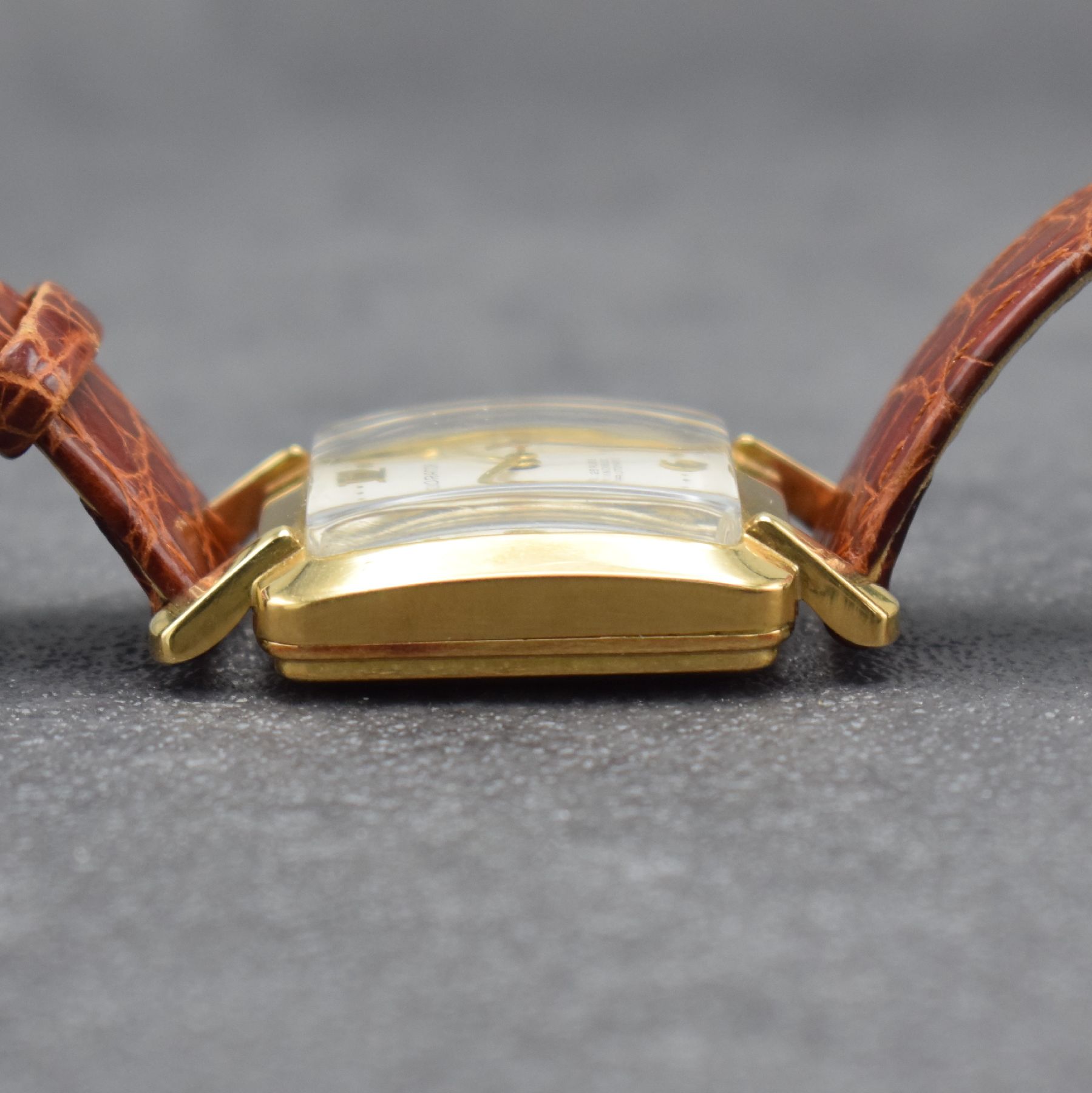 Detail d: ORATOR Armbanduhr in GG 750/000, Schweiz um 1950, Automatik, 2-teil. Geh. m. tropfenförm. Bandanstößen l. dell., Boden aufgedr., silb. Zifferbl. ...