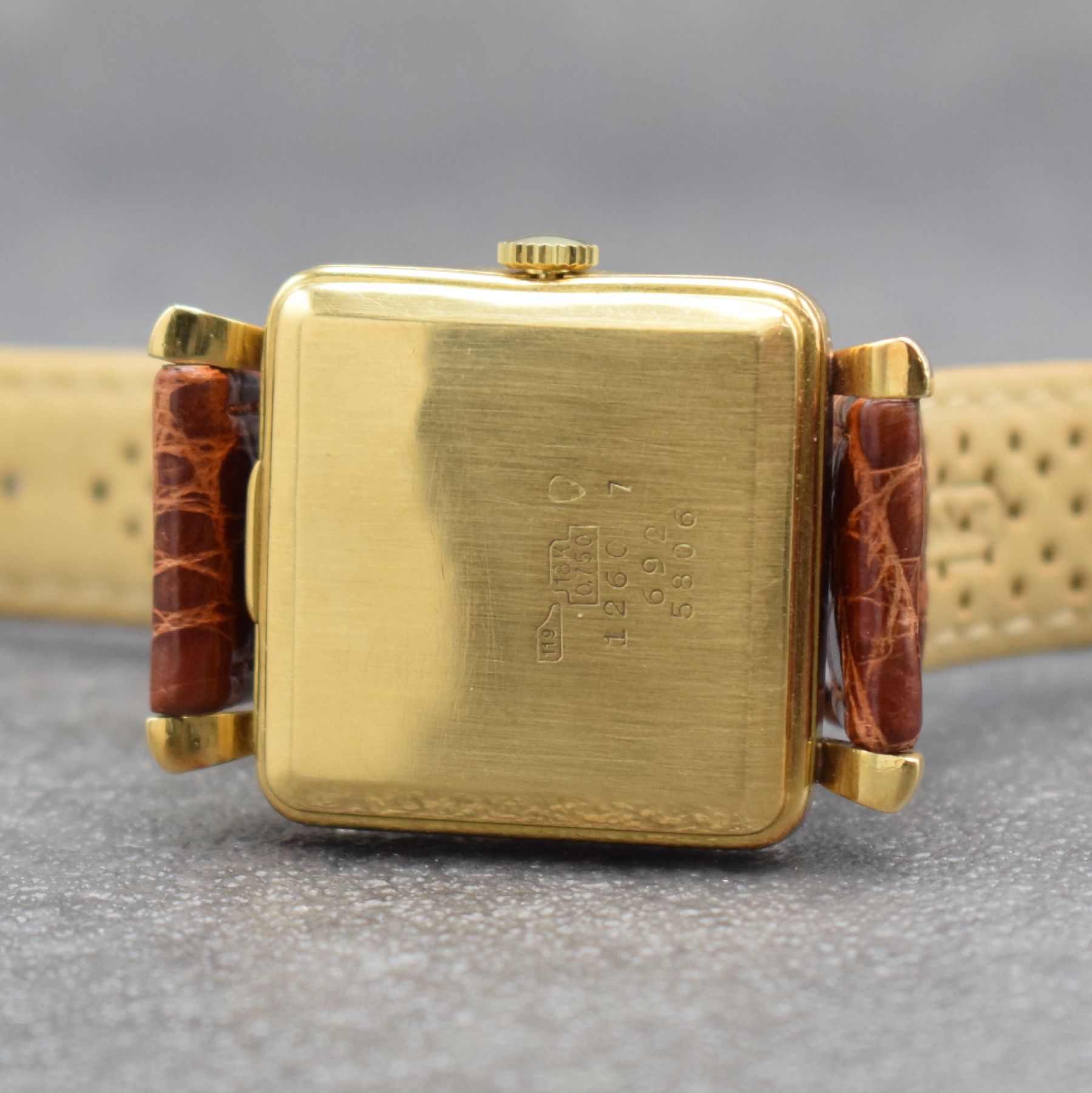 Detail e: ORATOR Armbanduhr in GG 750/000, Schweiz um 1950, Automatik, 2-teil. Geh. m. tropfenförm. Bandanstößen l. dell., Boden aufgedr., silb. Zifferbl. ...