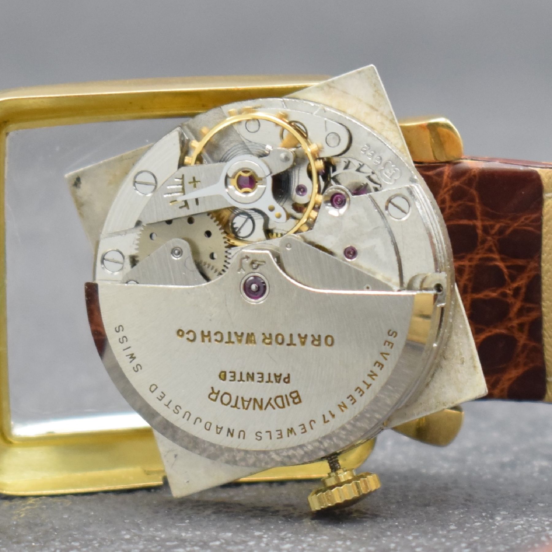 Detail g: ORATOR Armbanduhr in GG 750/000, Schweiz um 1950, Automatik, 2-teil. Geh. m. tropfenförm. Bandanstößen l. dell., Boden aufgedr., silb. Zifferbl. ...