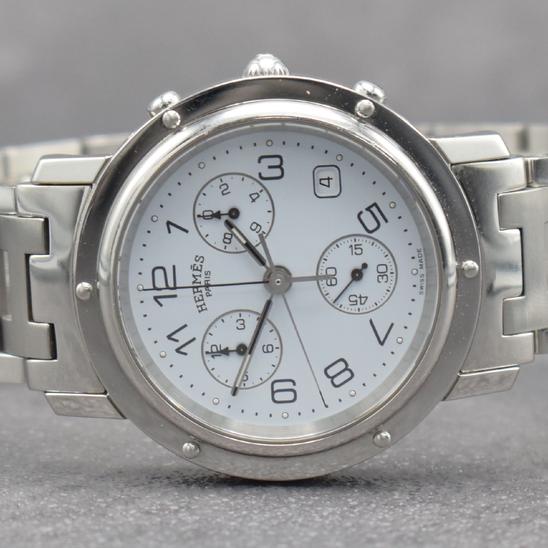 Detail a: HERMES Herrenarmbanduhr mit Chronograph, Schweiz um 2000, quarz, Edelstahlgeh., Boden aufgedr., orig. Gliederband m. dopp. Faltschl., weißes ...