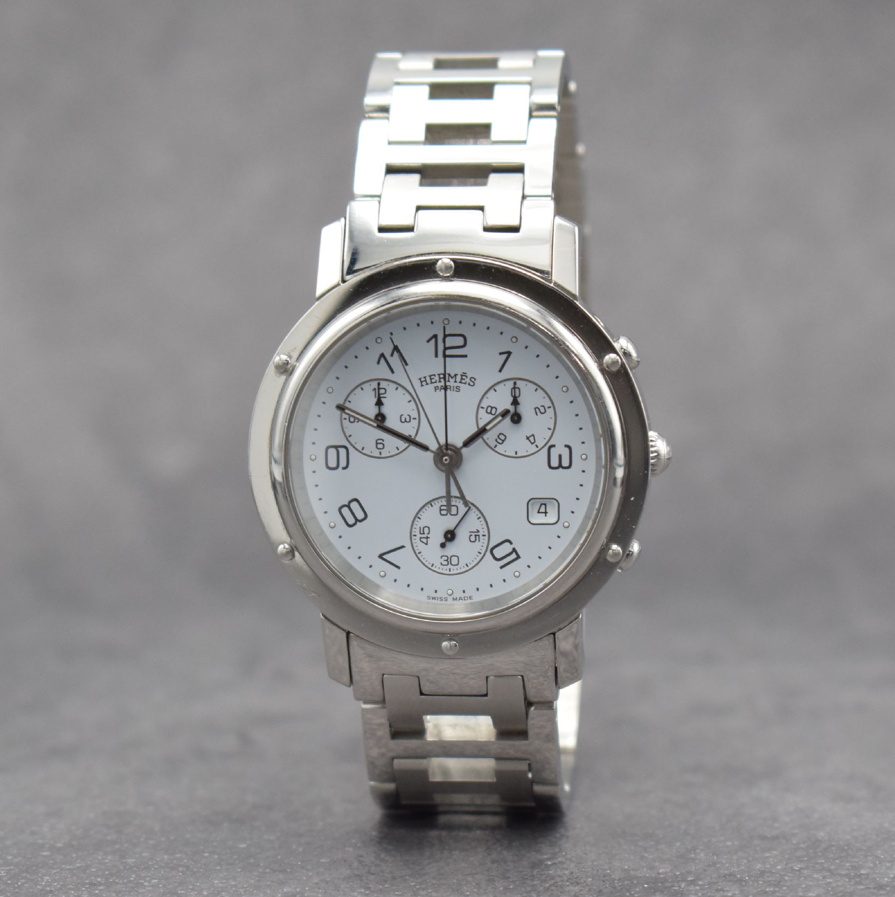 Detail b: HERMES Herrenarmbanduhr mit Chronograph, Schweiz um 2000, quarz, Edelstahlgeh., Boden aufgedr., orig. Gliederband m. dopp. Faltschl., weißes ...