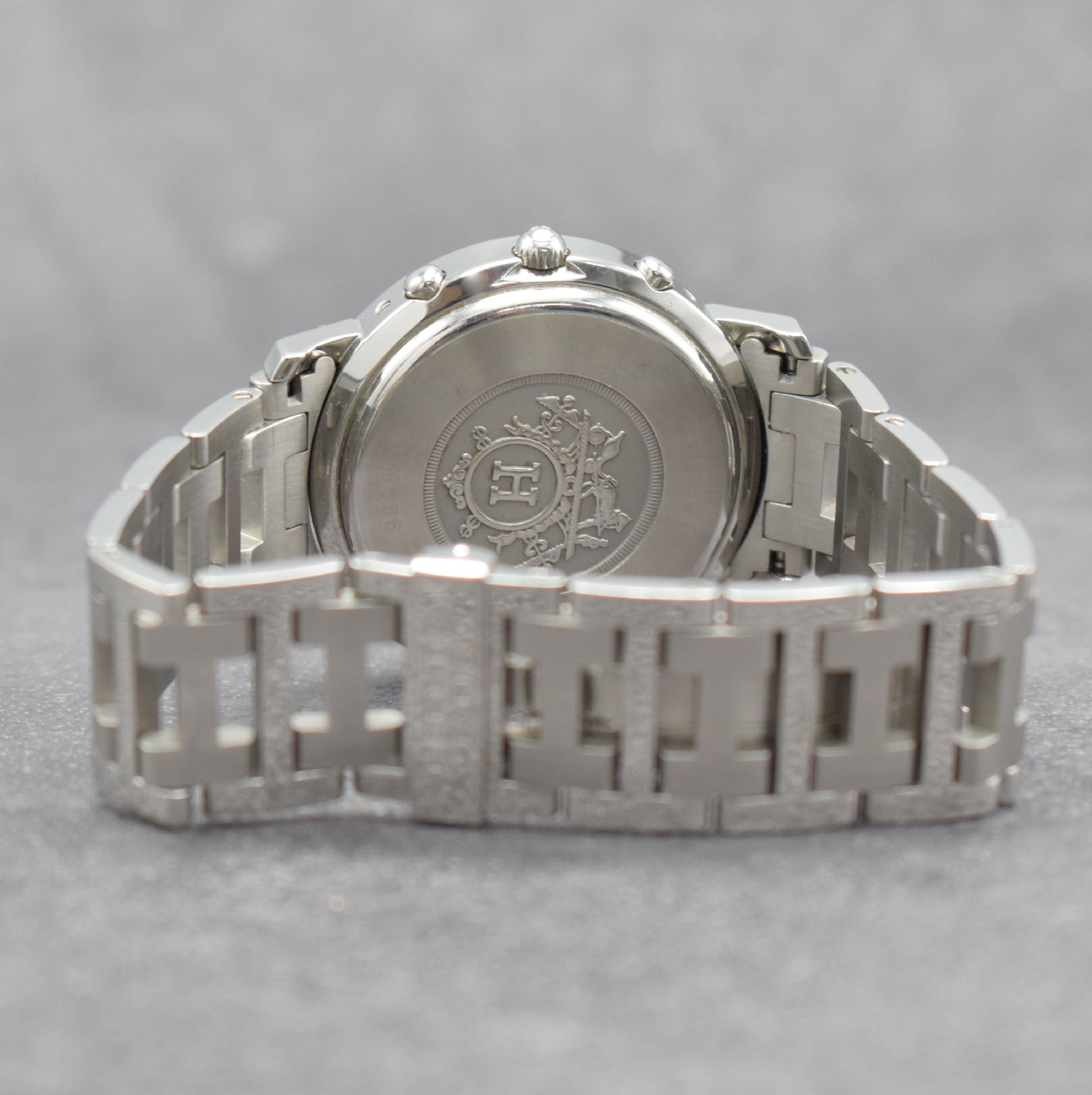 Detail d: HERMES Herrenarmbanduhr mit Chronograph, Schweiz um 2000, quarz, Edelstahlgeh., Boden aufgedr., orig. Gliederband m. dopp. Faltschl., weißes ...