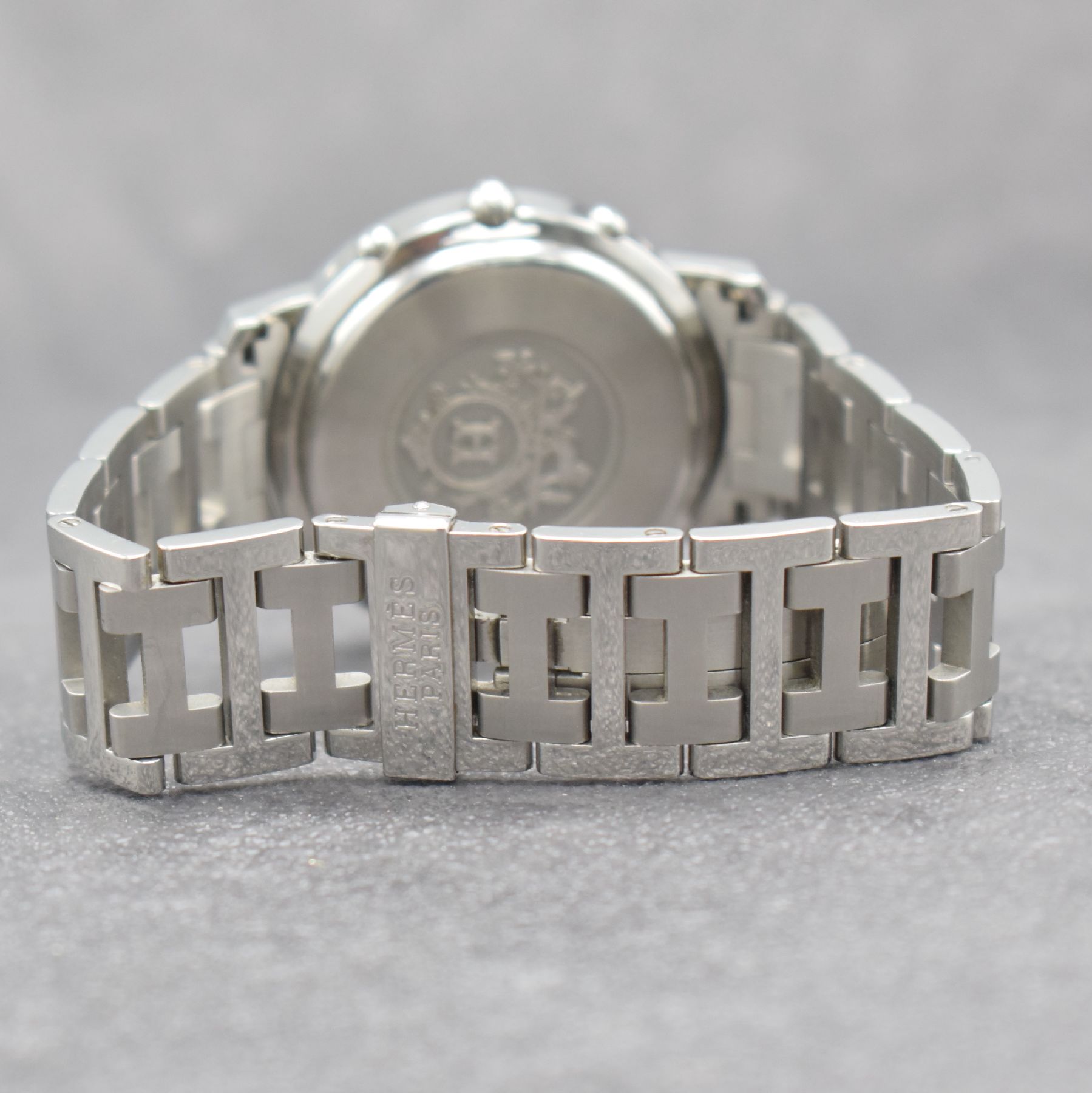 Detail e: HERMES Herrenarmbanduhr mit Chronograph, Schweiz um 2000, quarz, Edelstahlgeh., Boden aufgedr., orig. Gliederband m. dopp. Faltschl., weißes ...