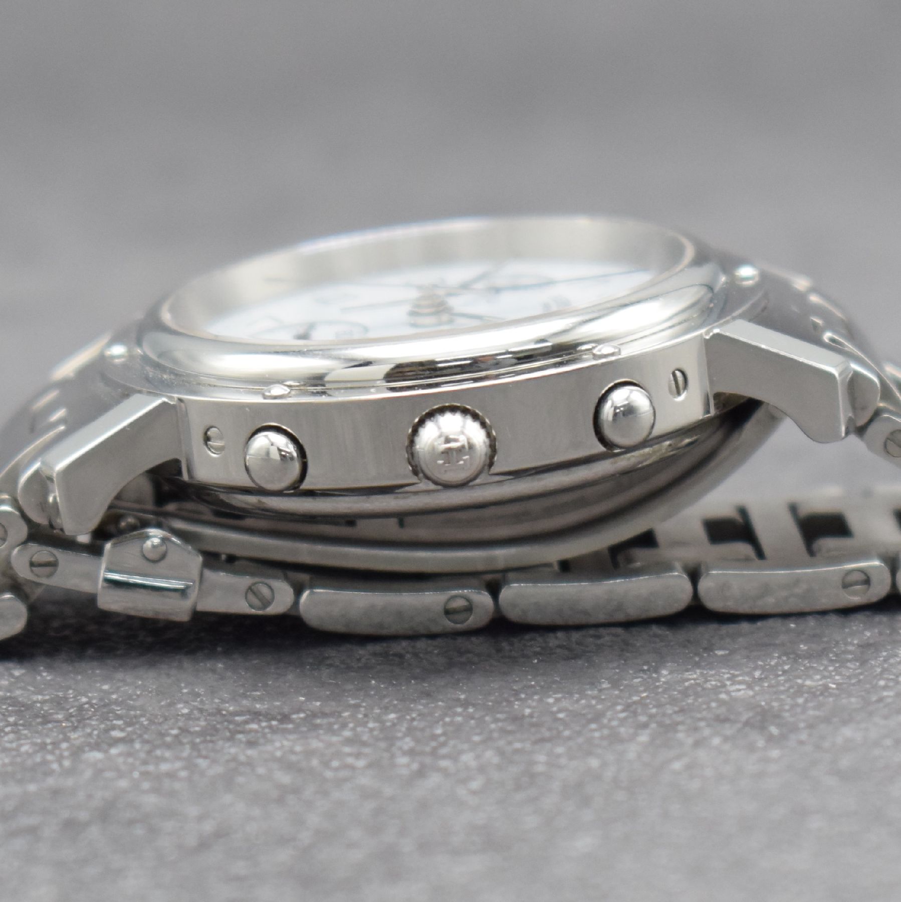 Detail f: HERMES Herrenarmbanduhr mit Chronograph, Schweiz um 2000, quarz, Edelstahlgeh., Boden aufgedr., orig. Gliederband m. dopp. Faltschl., weißes ...