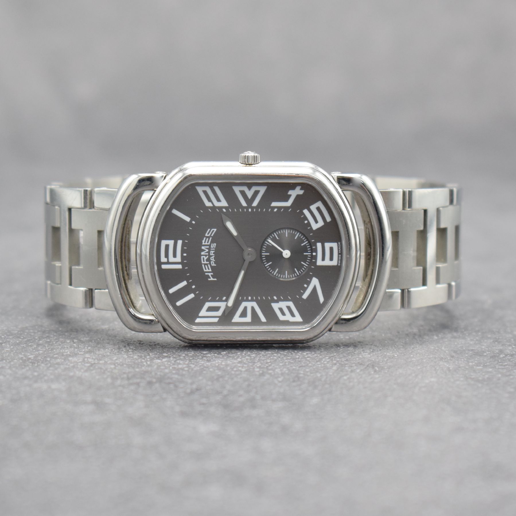 HERMES Herrenarmbanduhr in Edelstahl, Schweiz um 2000, quarz, 2-teil. Geh., Boden aufgedr., graues Zifferbl. m. arab. Zahlen, silb. Leuchtzeiger, ...