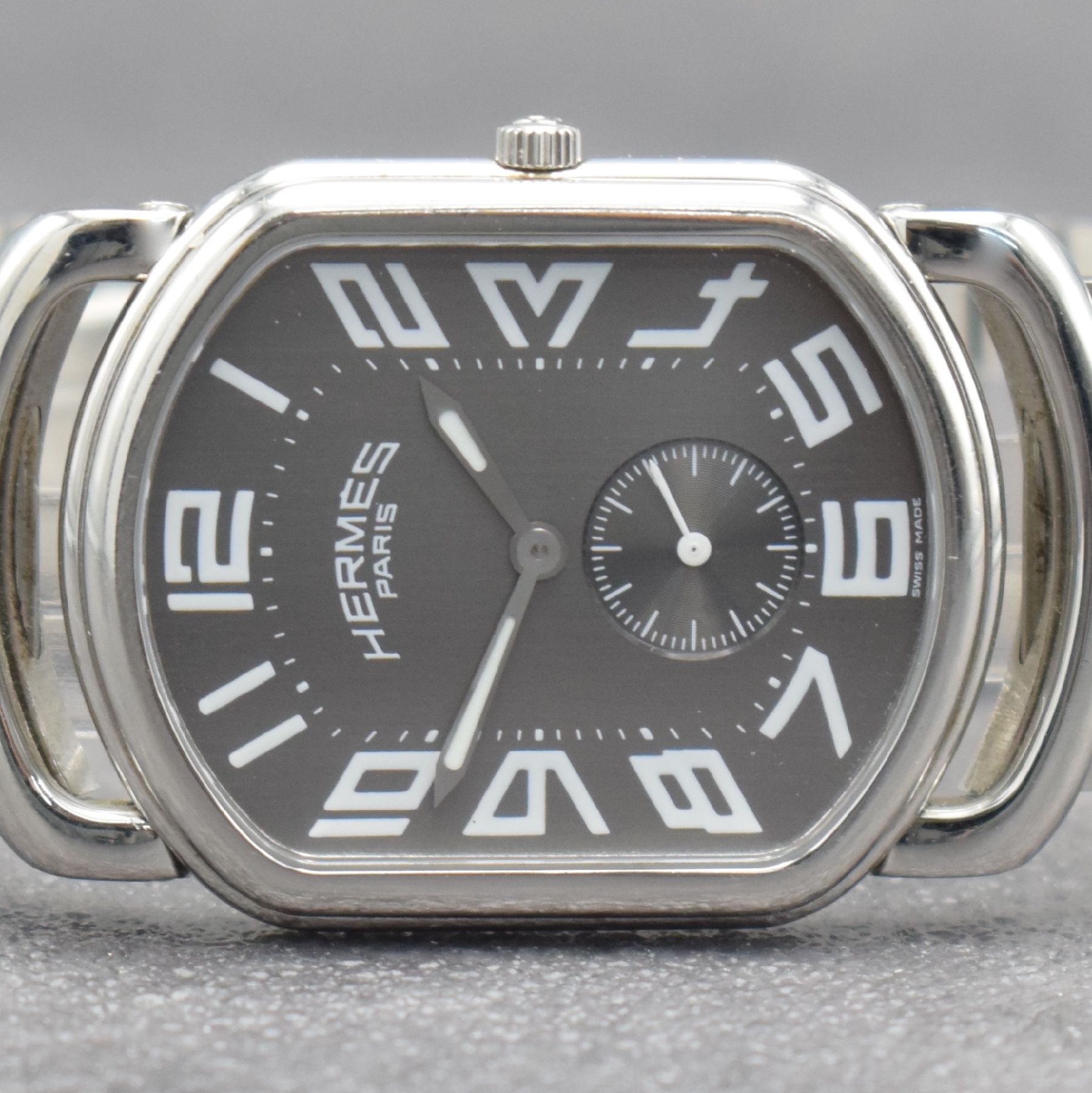 Detail a: HERMES Herrenarmbanduhr in Edelstahl, Schweiz um 2000, quarz, 2-teil. Geh., Boden aufgedr., graues Zifferbl. m. arab. Zahlen, silb. Leuchtzeiger, ...