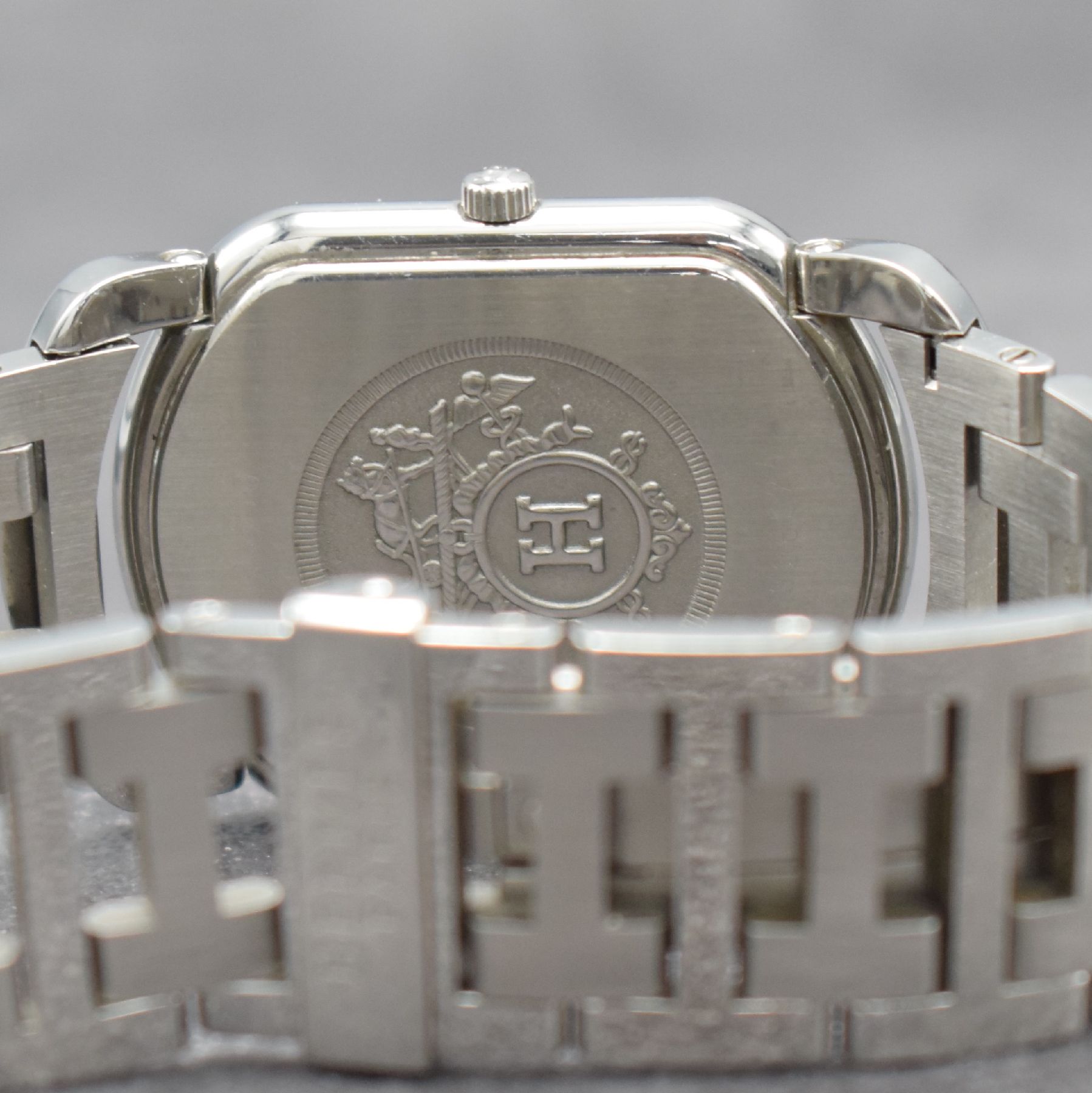 Detail d: HERMES Herrenarmbanduhr in Edelstahl, Schweiz um 2000, quarz, 2-teil. Geh., Boden aufgedr., graues Zifferbl. m. arab. Zahlen, silb. Leuchtzeiger, ...
