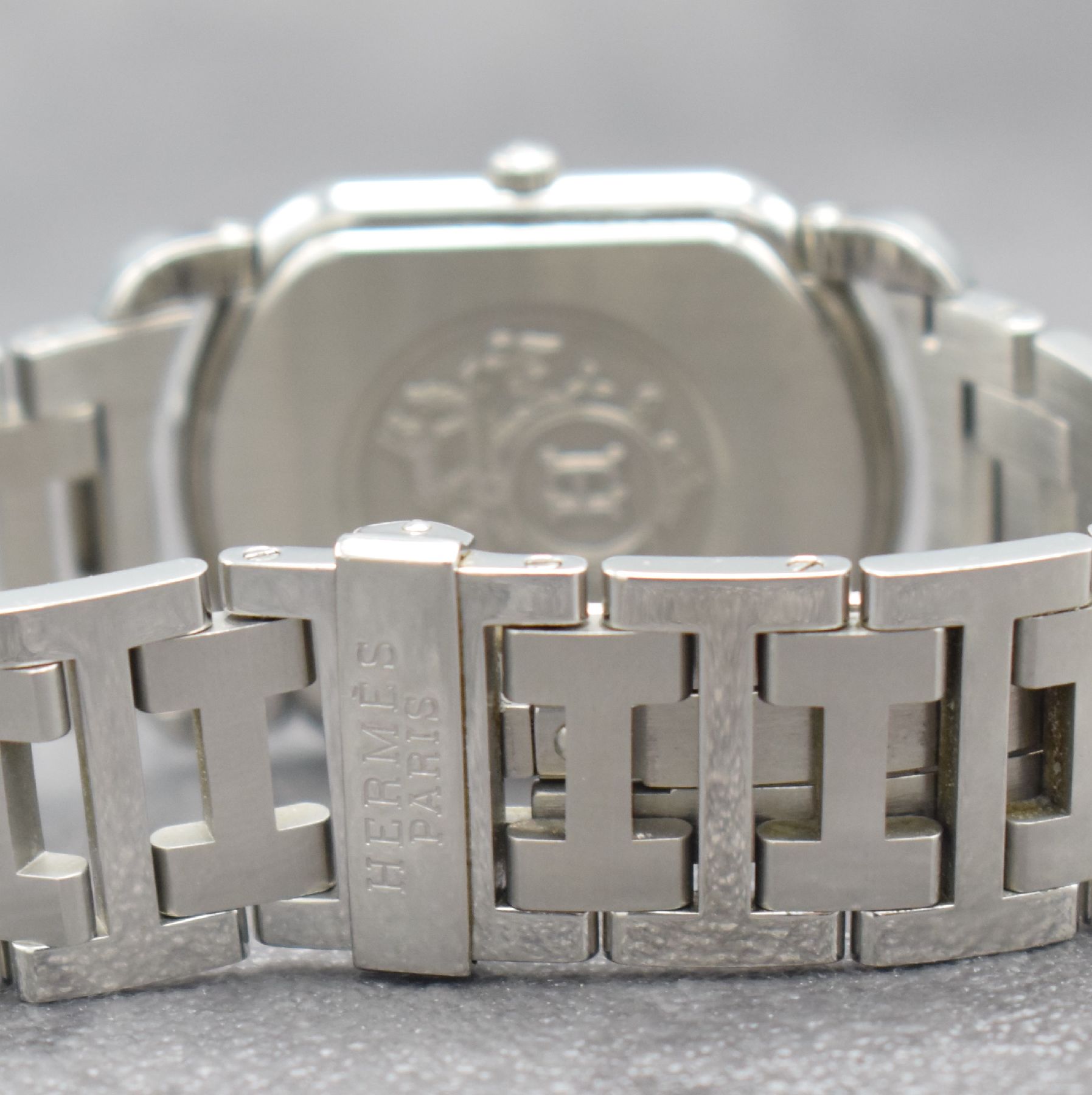 Detail e: HERMES Herrenarmbanduhr in Edelstahl, Schweiz um 2000, quarz, 2-teil. Geh., Boden aufgedr., graues Zifferbl. m. arab. Zahlen, silb. Leuchtzeiger, ...
