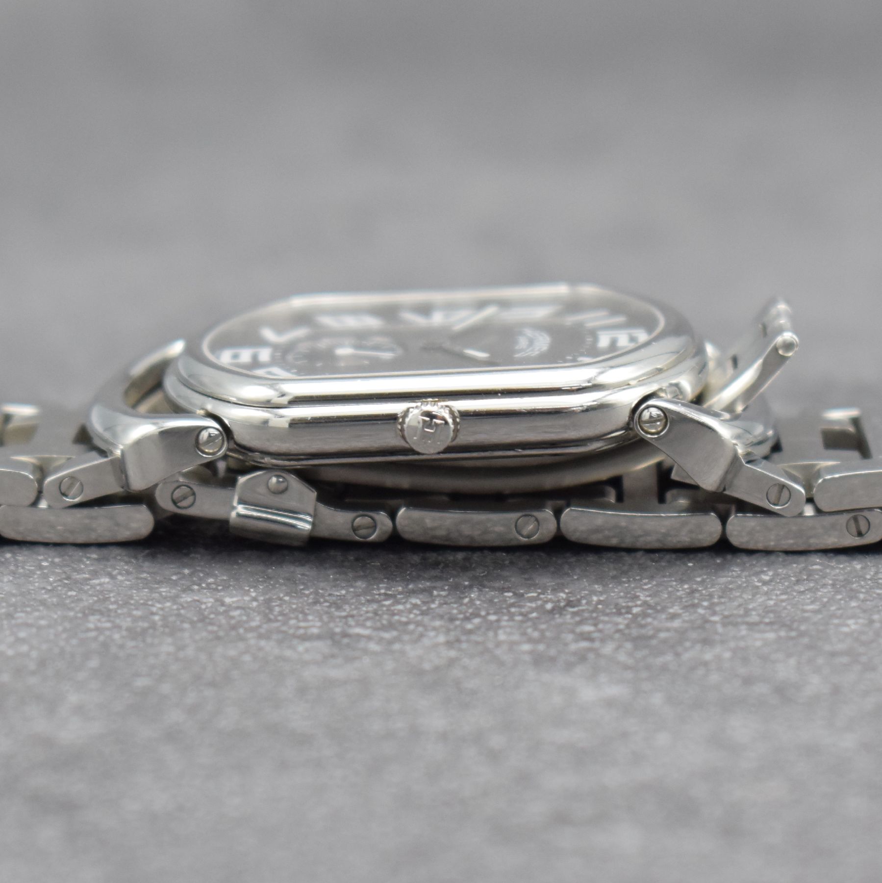 Detail f: HERMES Herrenarmbanduhr in Edelstahl, Schweiz um 2000, quarz, 2-teil. Geh., Boden aufgedr., graues Zifferbl. m. arab. Zahlen, silb. Leuchtzeiger, ...