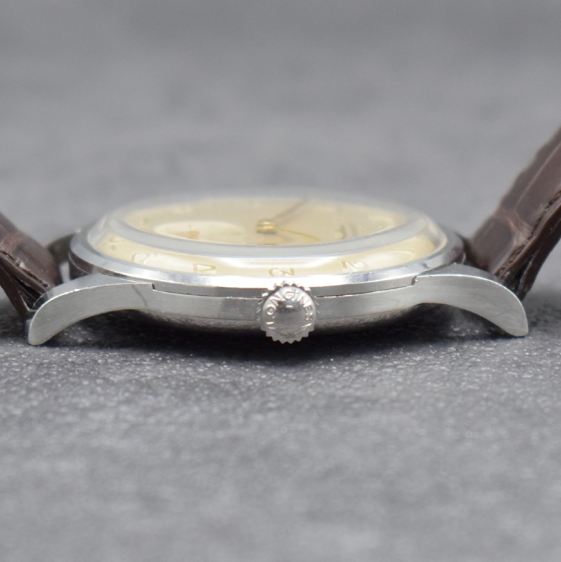 Detail d: LONGINES große Herrenarmbanduhr 38 mm in Stahl, Schweiz um 1953, Handaufzug, Ref. 4914, 3-teil. Gehäuse, Boden & Glasrand aufgedr., orig. Krone, ...