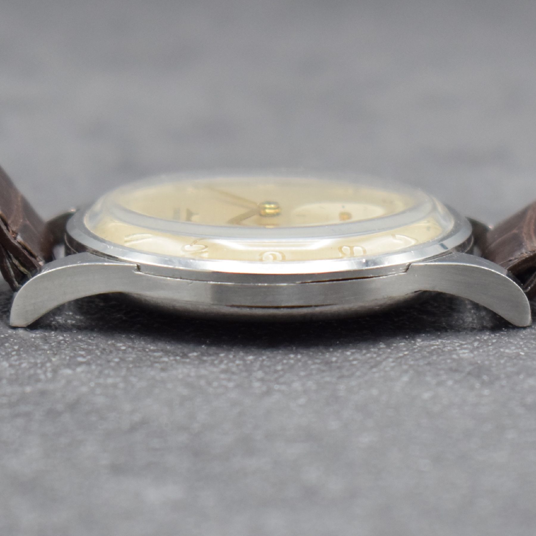 Detail e: LONGINES große Herrenarmbanduhr 38 mm in Stahl, Schweiz um 1953, Handaufzug, Ref. 4914, 3-teil. Gehäuse, Boden & Glasrand aufgedr., orig. Krone, ...